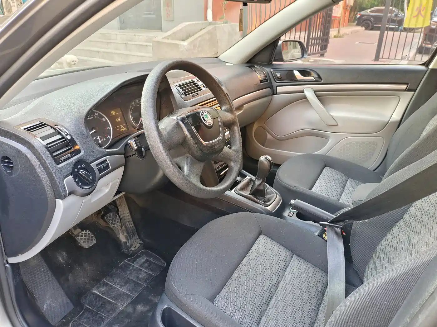 Škoda Octavia 2010 Model 1.6L Manual Leisure Edition фото 7