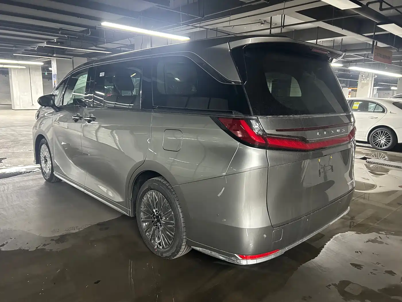Lexus LM 2023 500h 6-Seater Prestige Edition фото 22