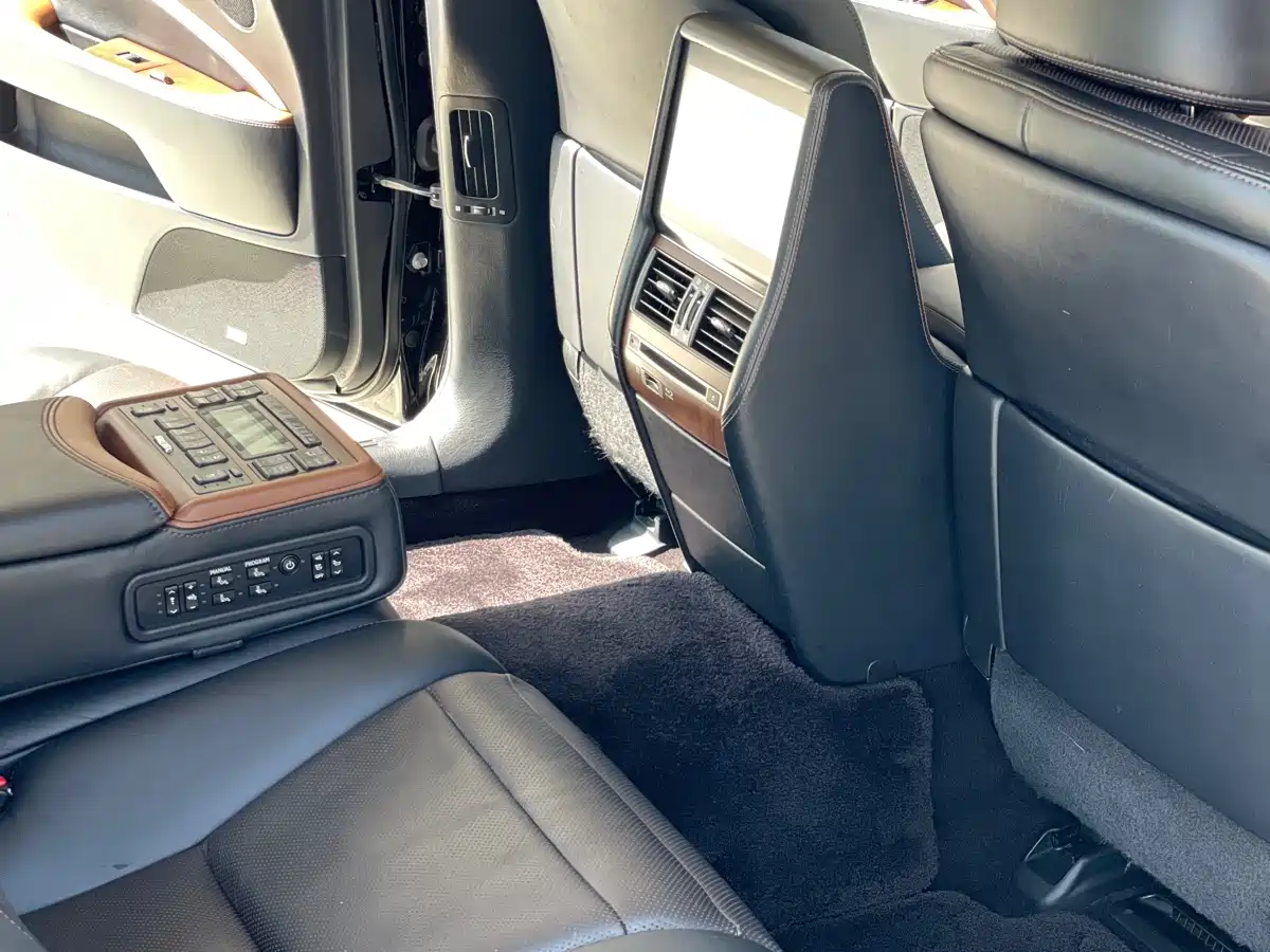 Lexus LS 2014 600hL фото 30