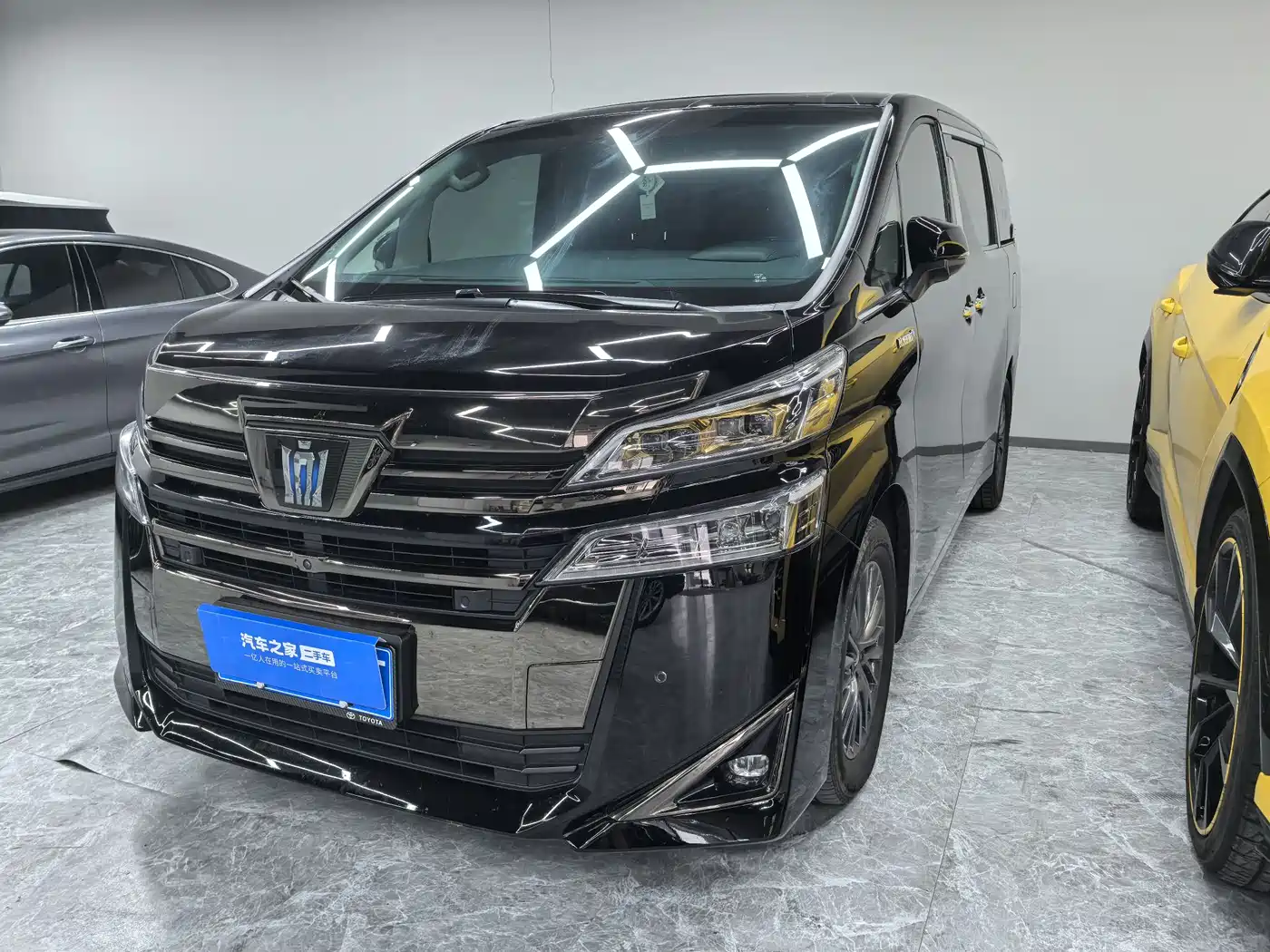 Toyota Vellfire 2023 Crown Hybrid 2.5L HV Luxury фото 2