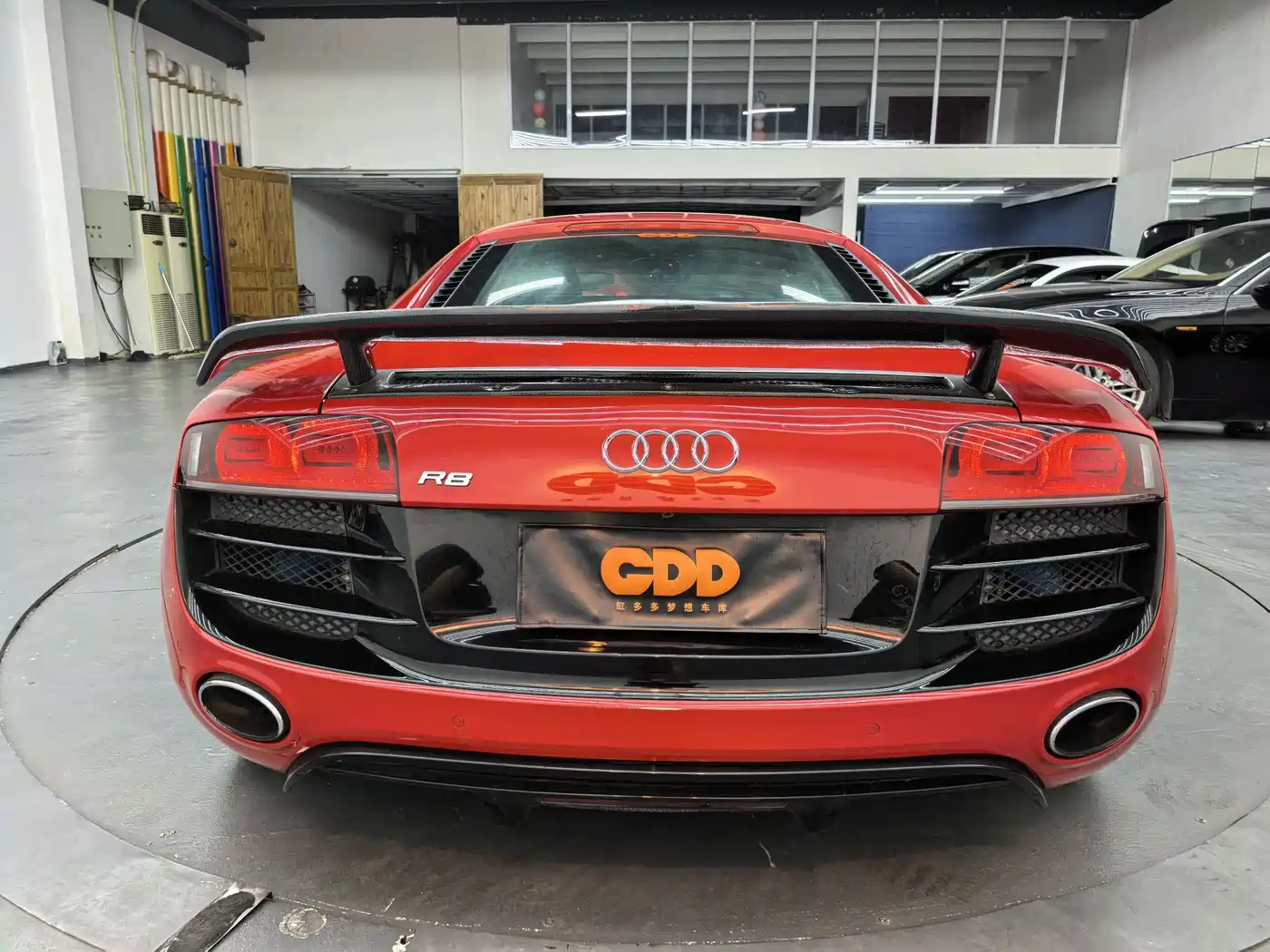 Audi R8 2010 5.2 FSI quattro фото 14