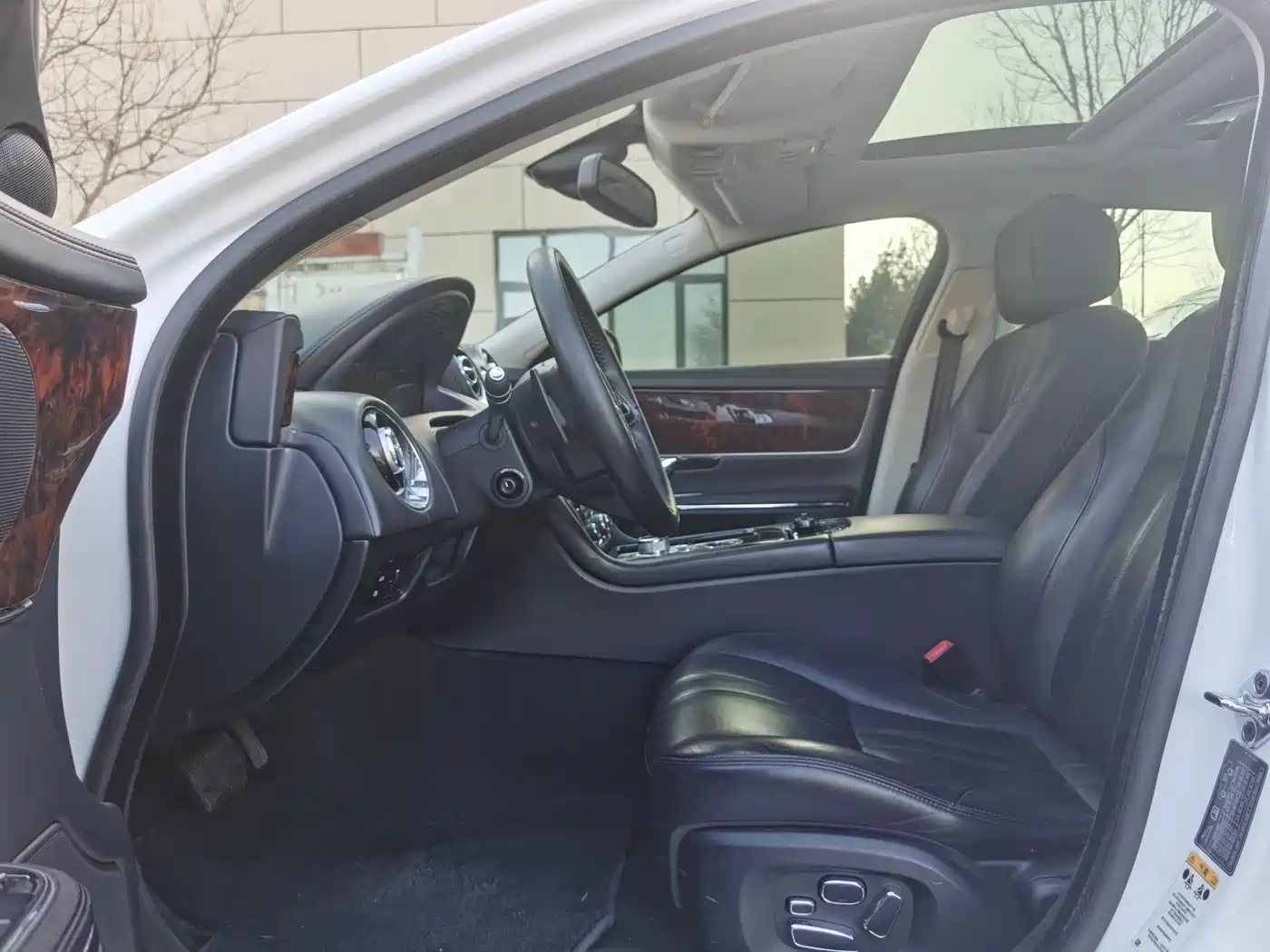 Photo 9 - Jaguar XJ