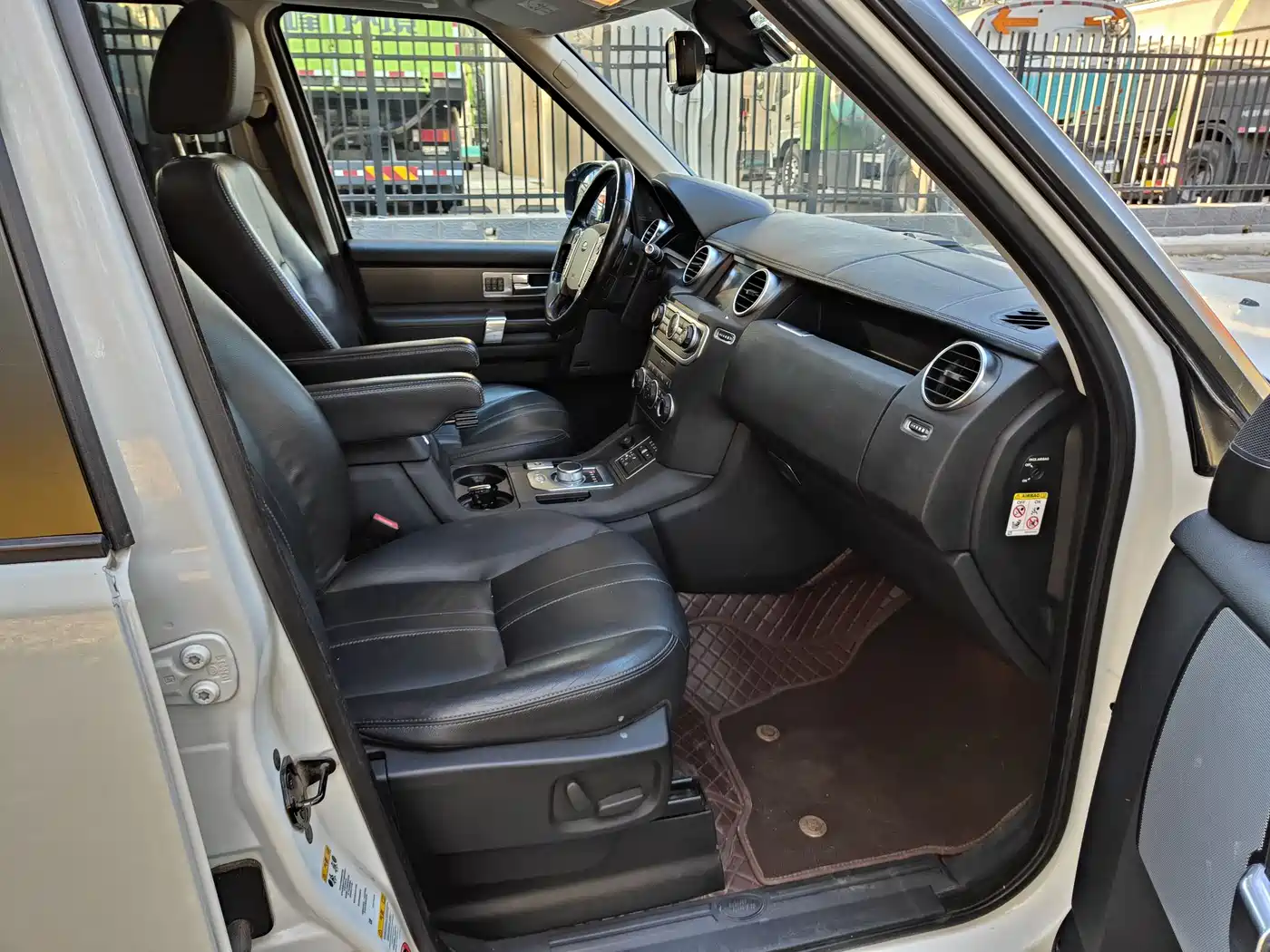Land Rover Discovery 2016 3.0 SC Black Edition SE фото 13
