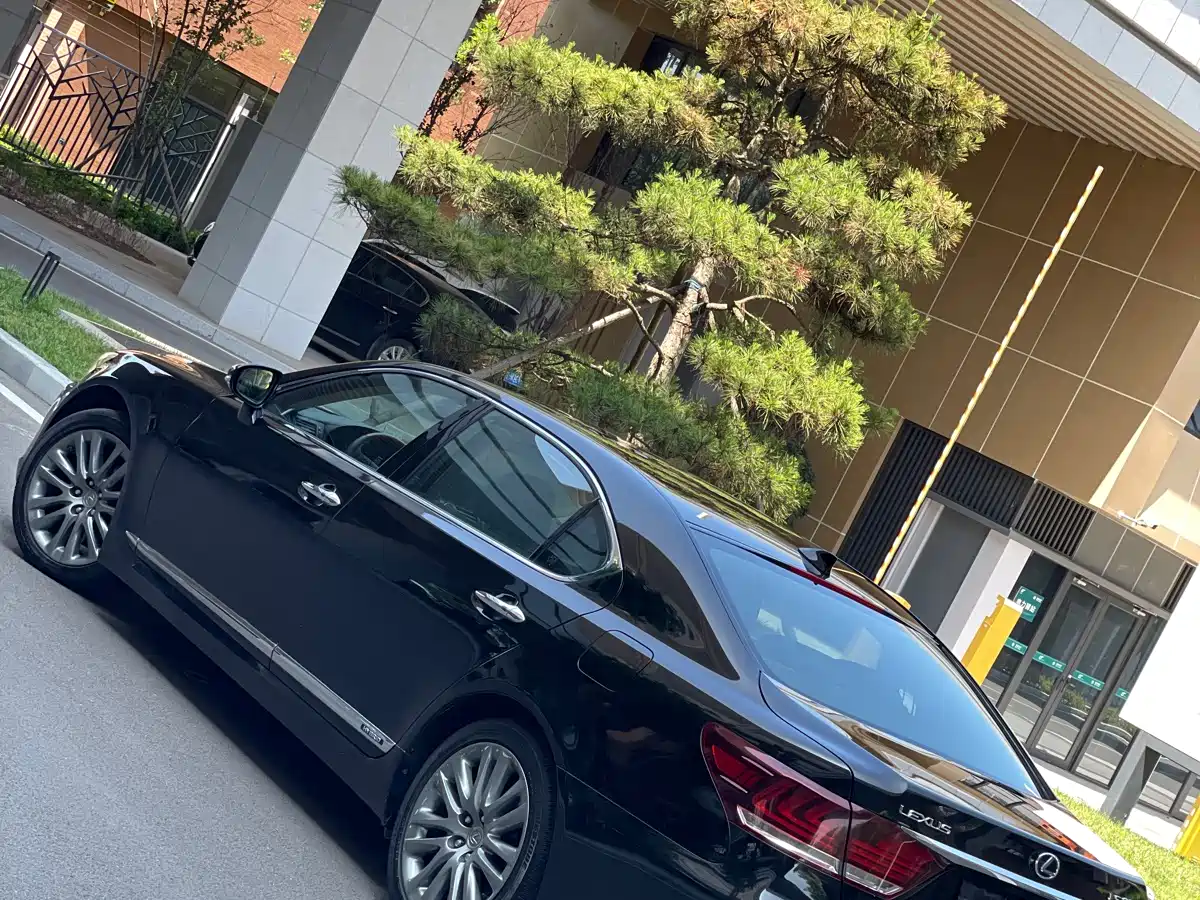 Lexus LS 2014 600hL фото 18
