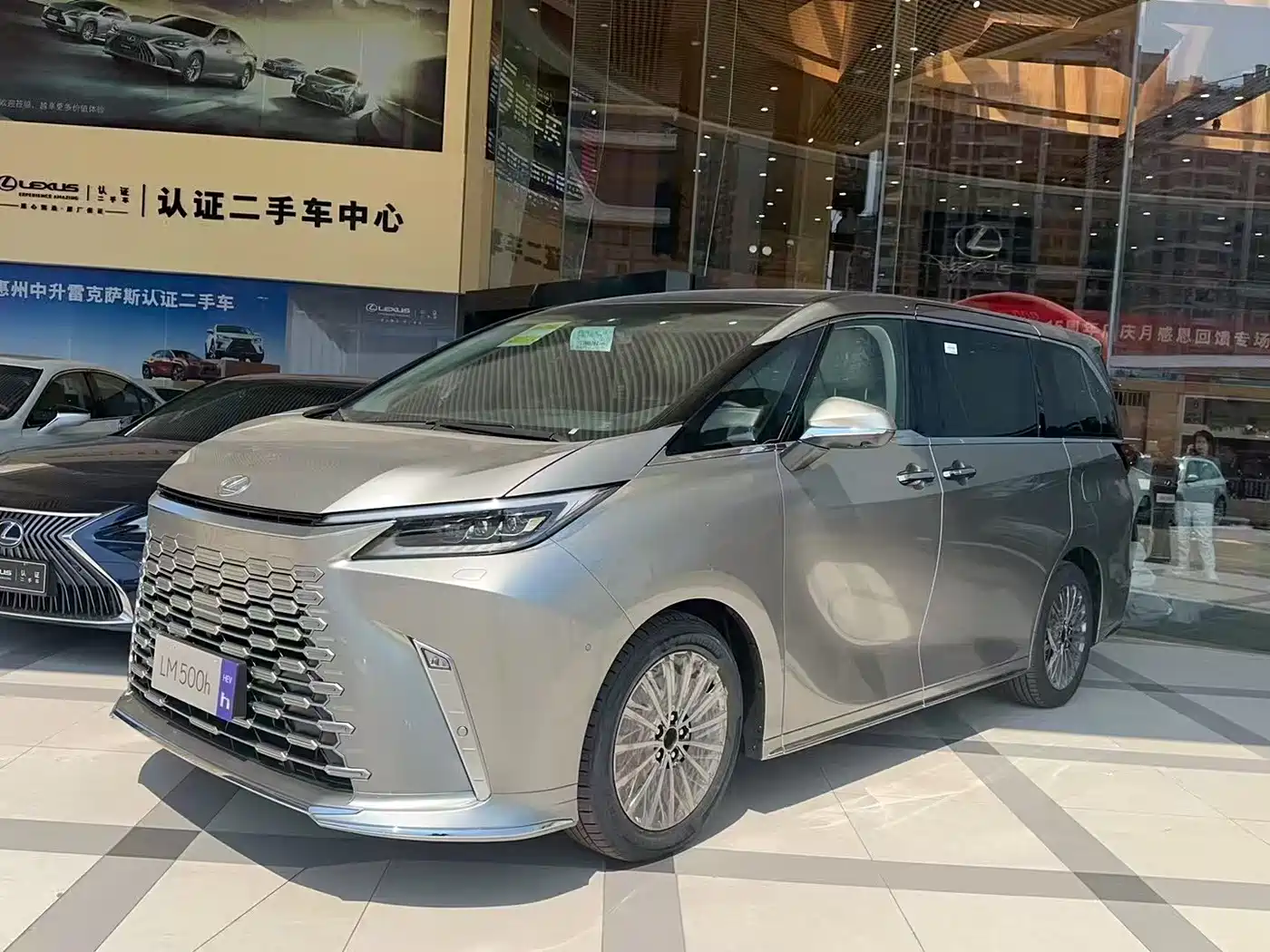 Lexus LM 2023 500h 6-Seater Prestige Edition фото 12