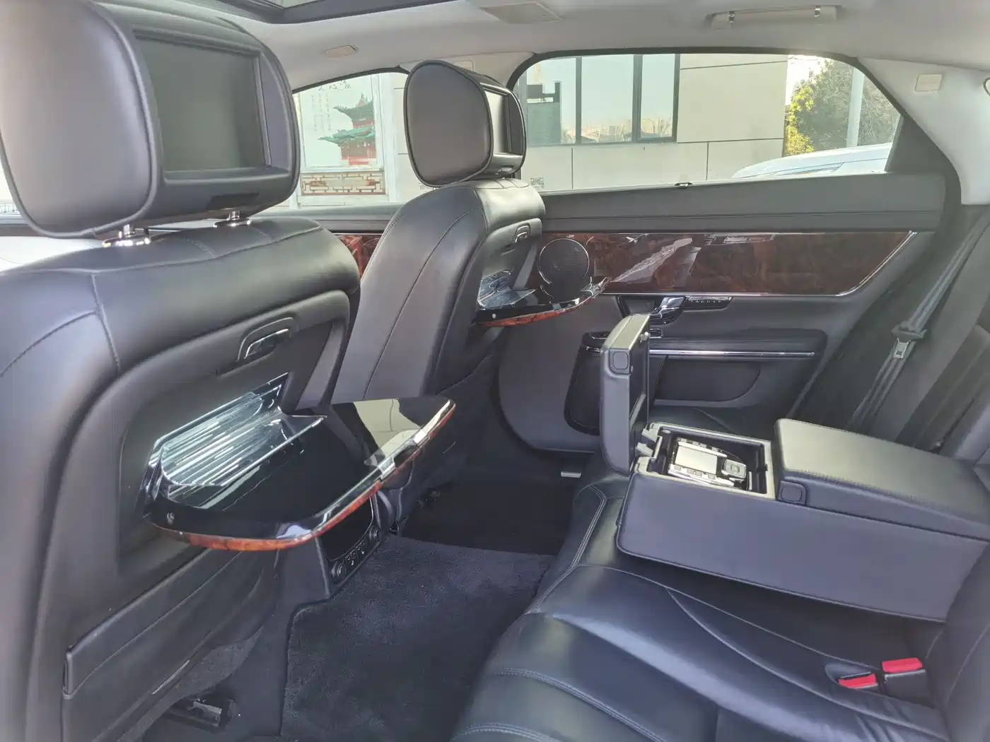 Photo 10 - Jaguar XJ