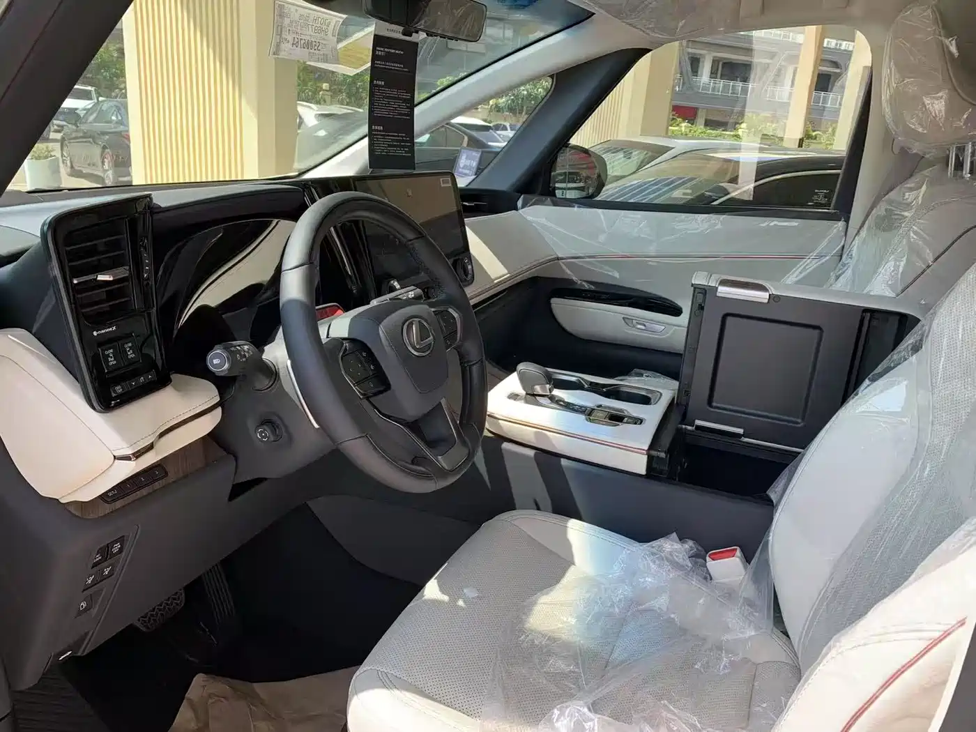 Lexus LM 2023 500h 6-Seater Prestige Edition фото 9