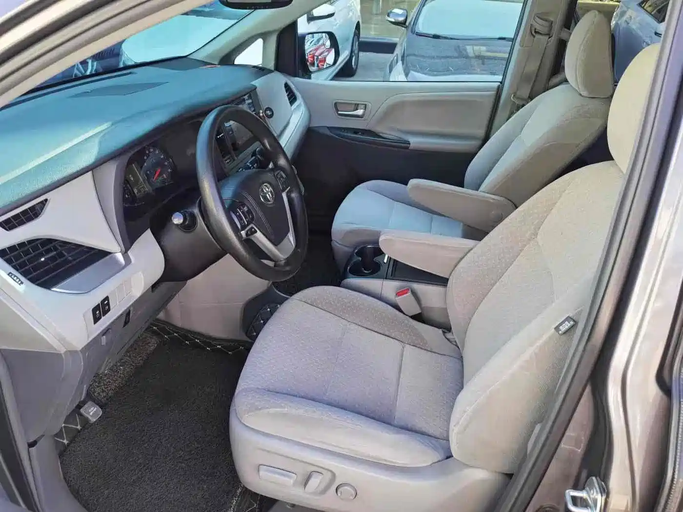 Toyota Sienna 2015 3.5L 2WD LE фото 4
