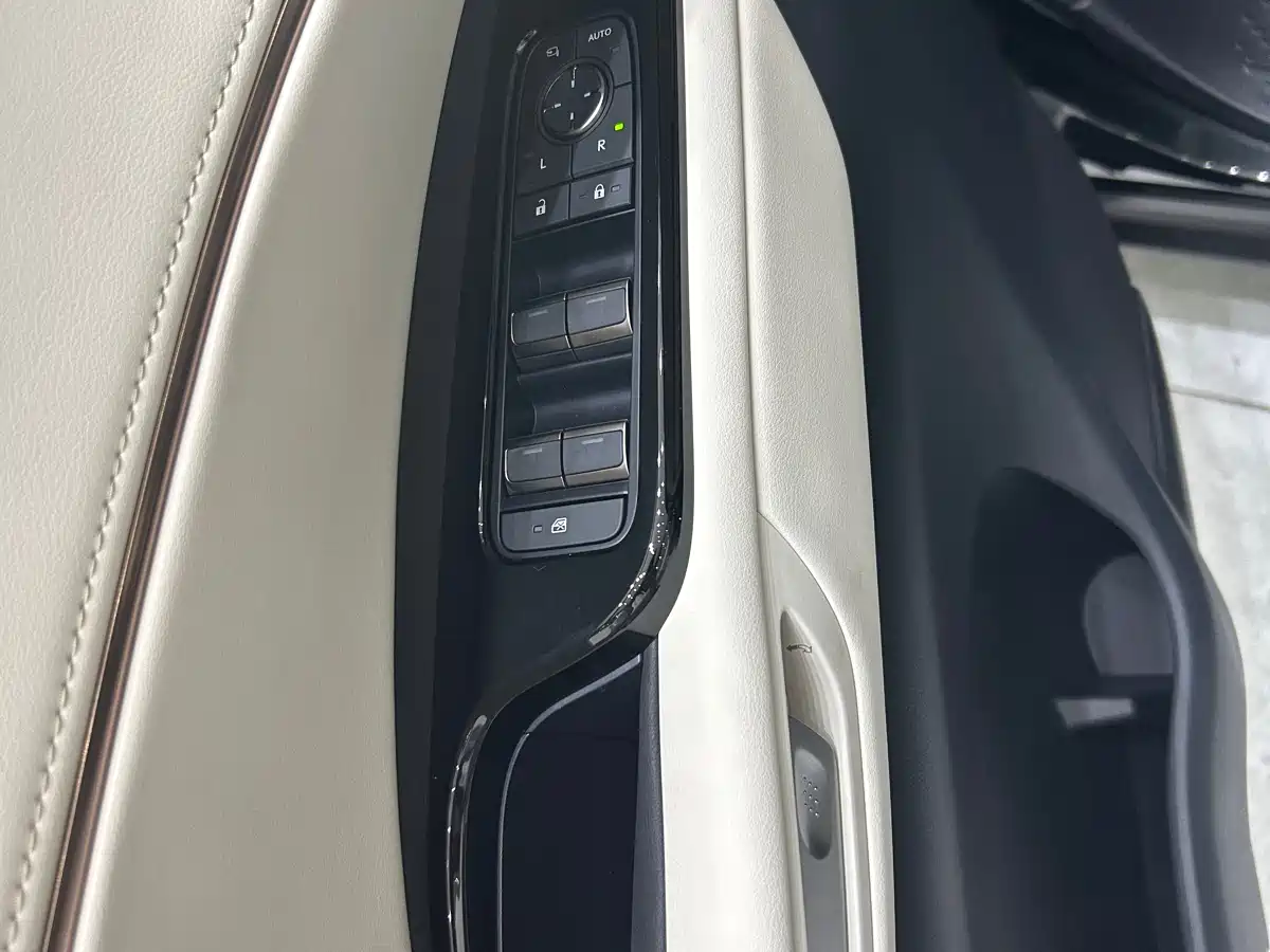 Toyota Alphard 2025 Hybrid 2.5L Ultimate Gold Edition фото 16