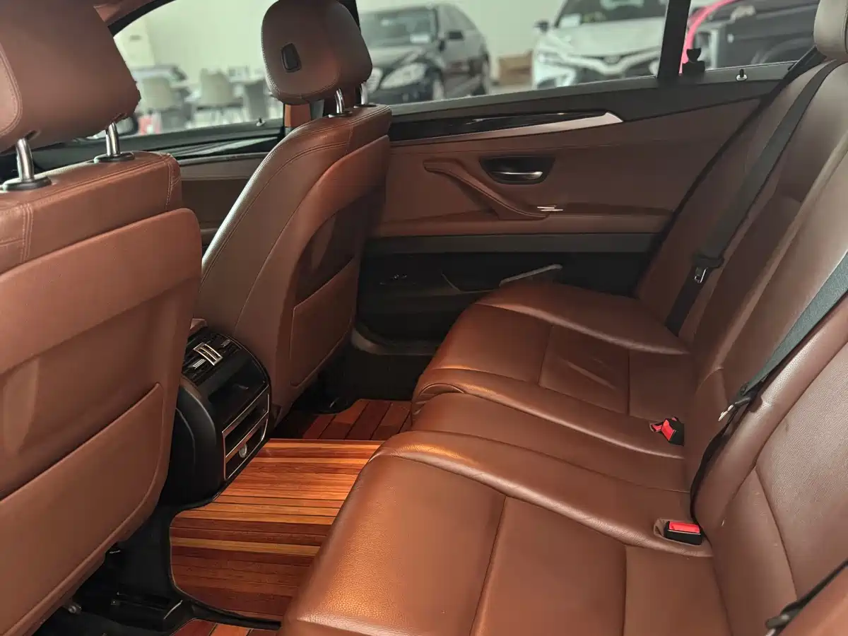 BMW 5 Series 2017 520Li Classic Edition фото 10