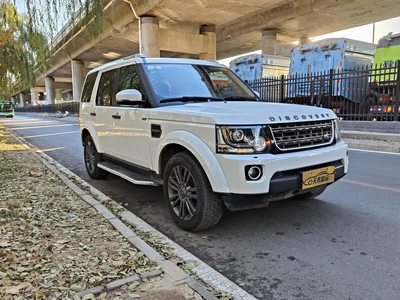 Land Rover Discovery 2016 3.0 SC Black Edition SE фото 4