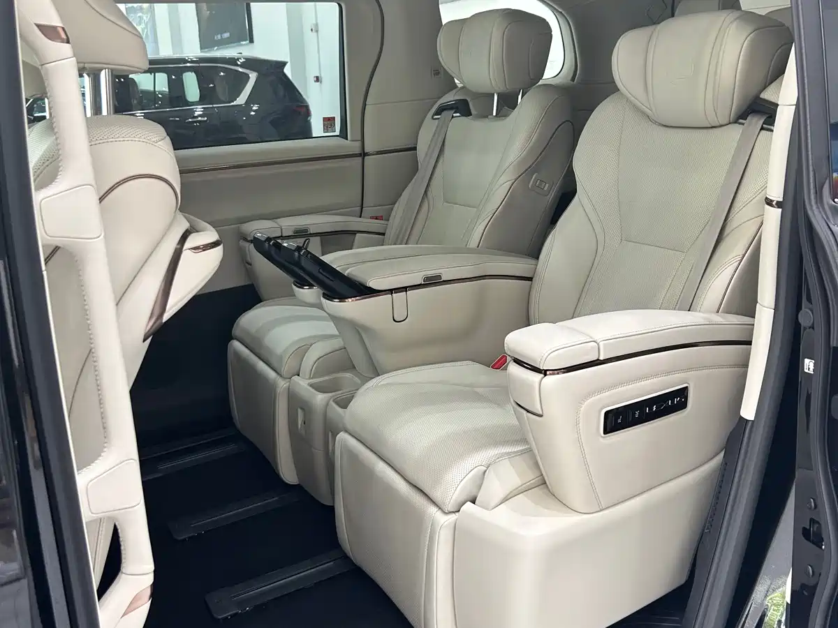 Toyota Alphard 2025 Hybrid 2.5L Ultimate Gold Edition фото 18