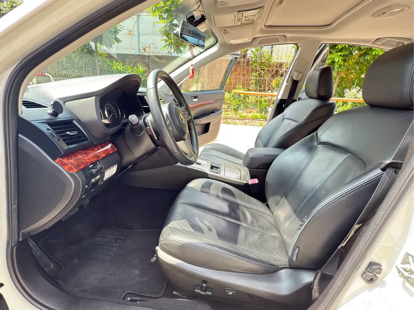 Subaru Legacy 2010 Model 2.5i Luxury Edition фото 4