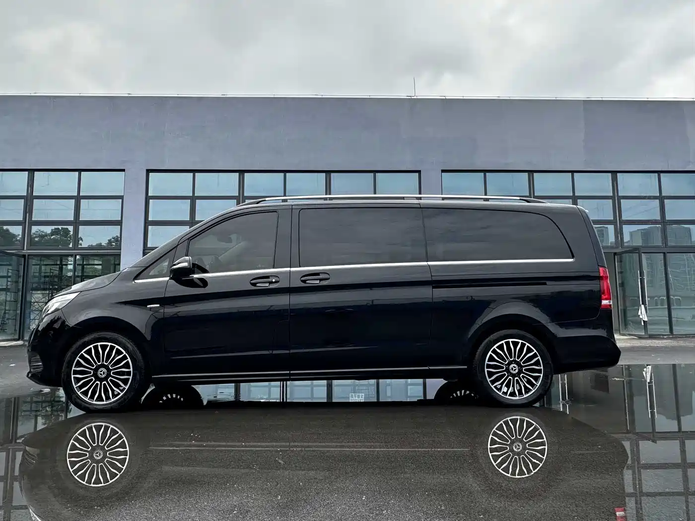 Mercedes-Benz V-Class 2018 V 260 L Premium Long Wheelbase Edition China VI фото 8