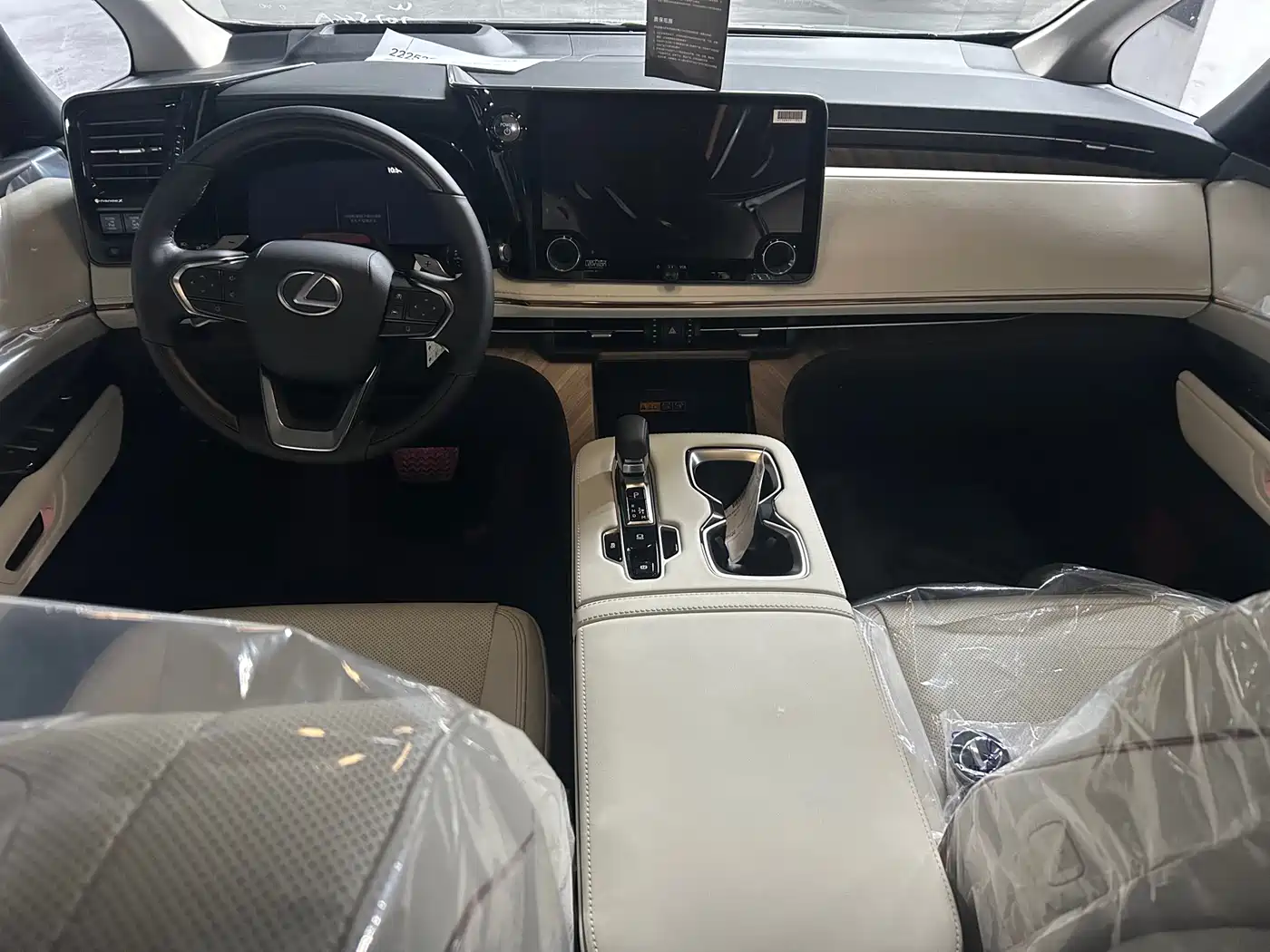 Lexus LM 2023 500h 6-Seater Prestige Edition фото 17