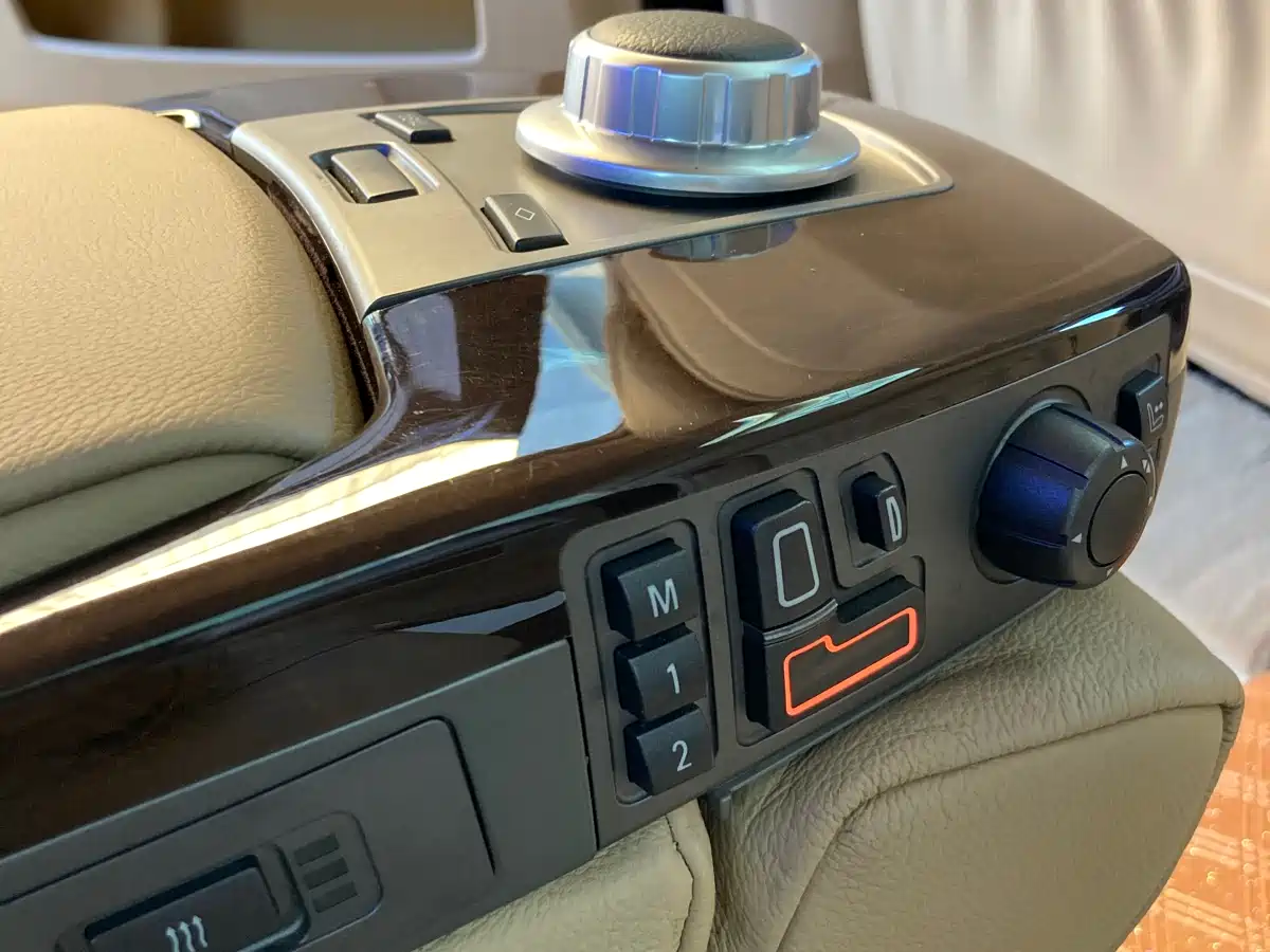 BMW 7 Series 2009 730Li Leading фото 19