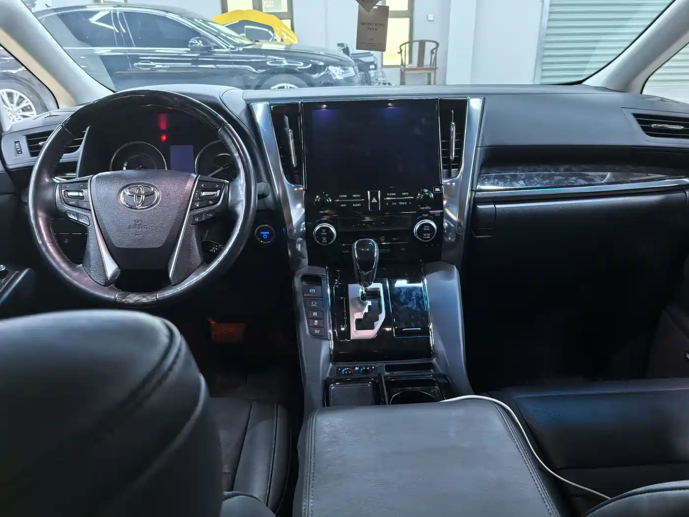 Toyota Vellfire 2023 Crown Hybrid 2.5L HV Luxury фото 4