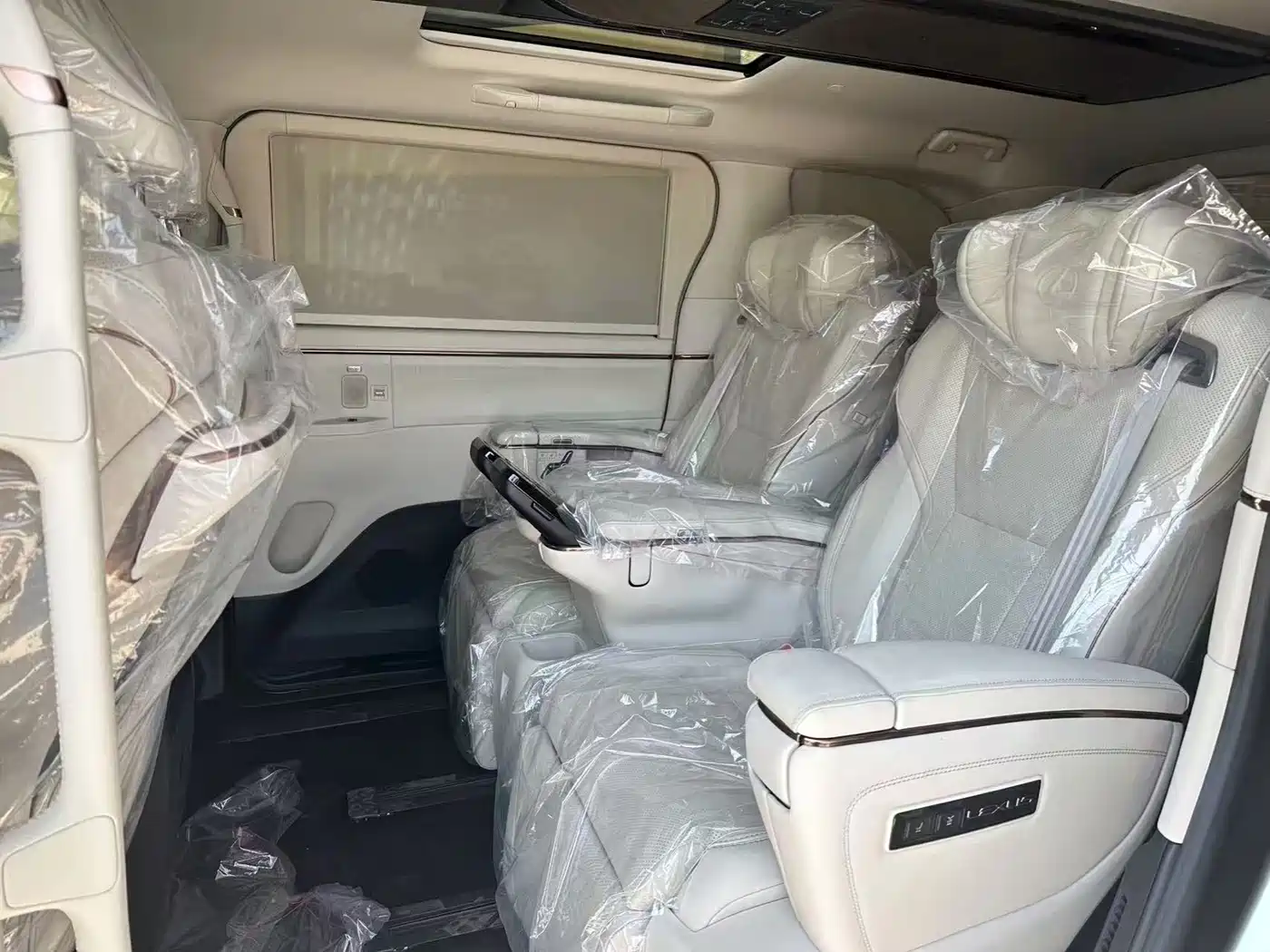 Lexus LM 2023 500h 6-Seater Prestige Edition фото 15