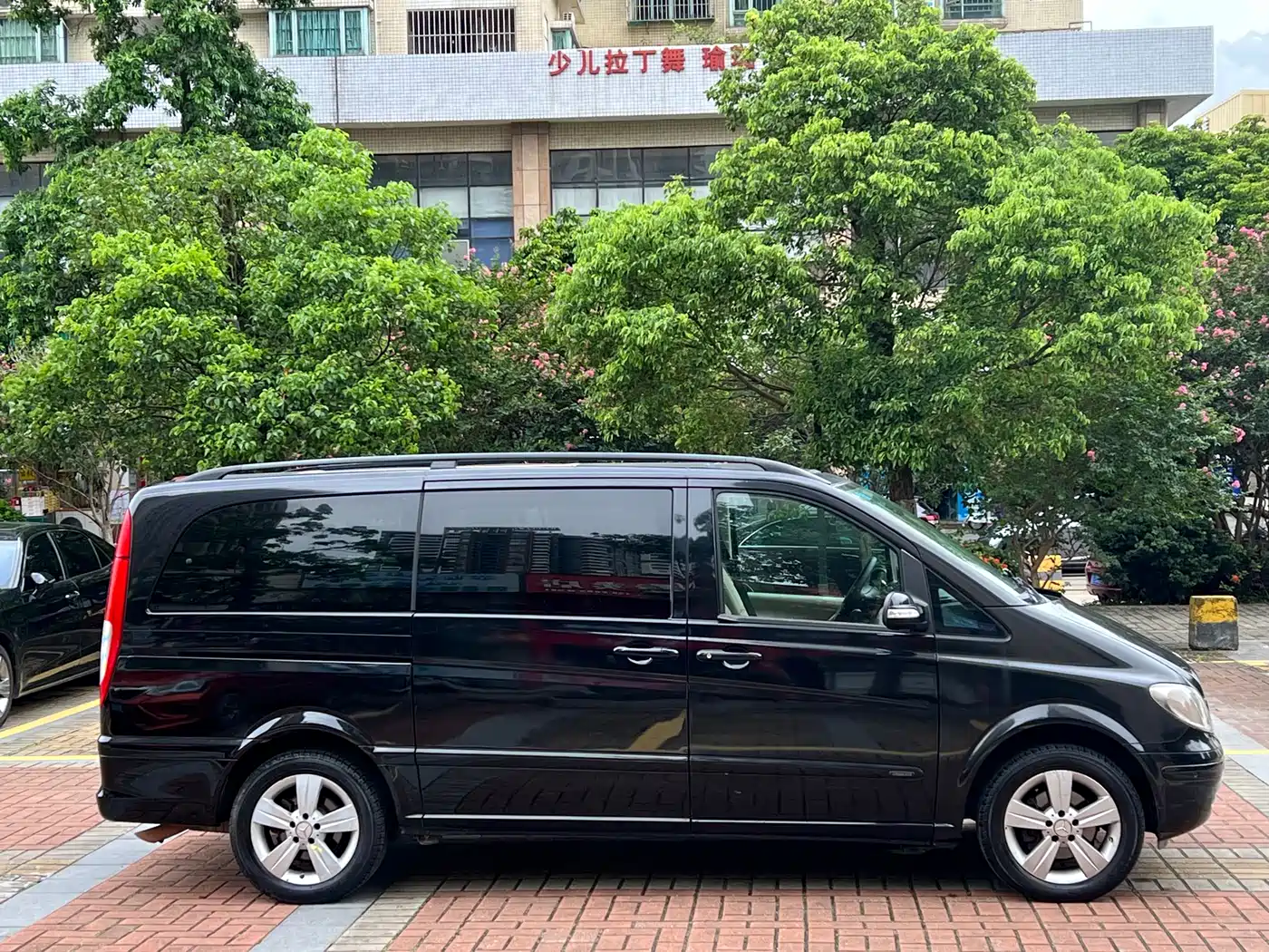 Mercedes-Benz Viano 2010 2.5L Prestige Edition фото 4