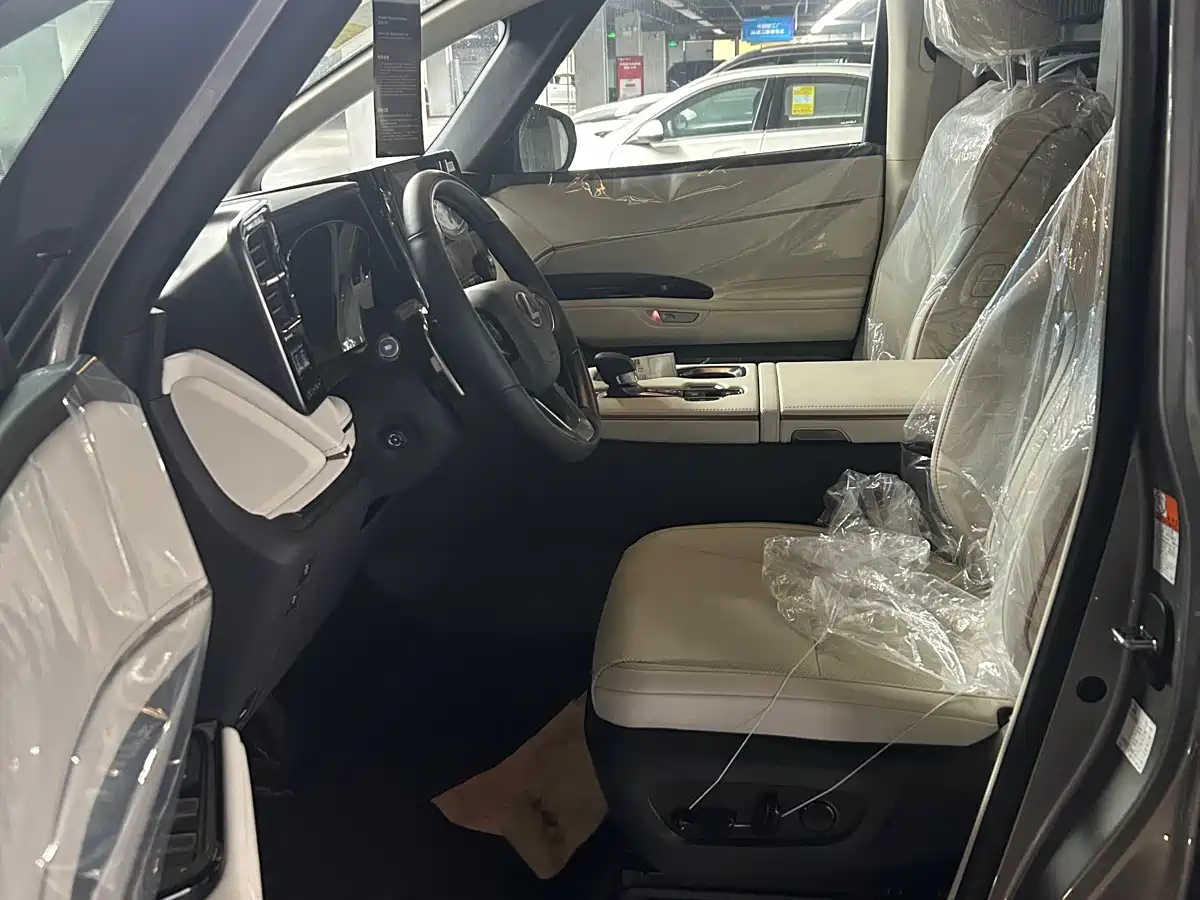 Lexus LM 2023 500h 6-Seater Prestige Edition фото 19