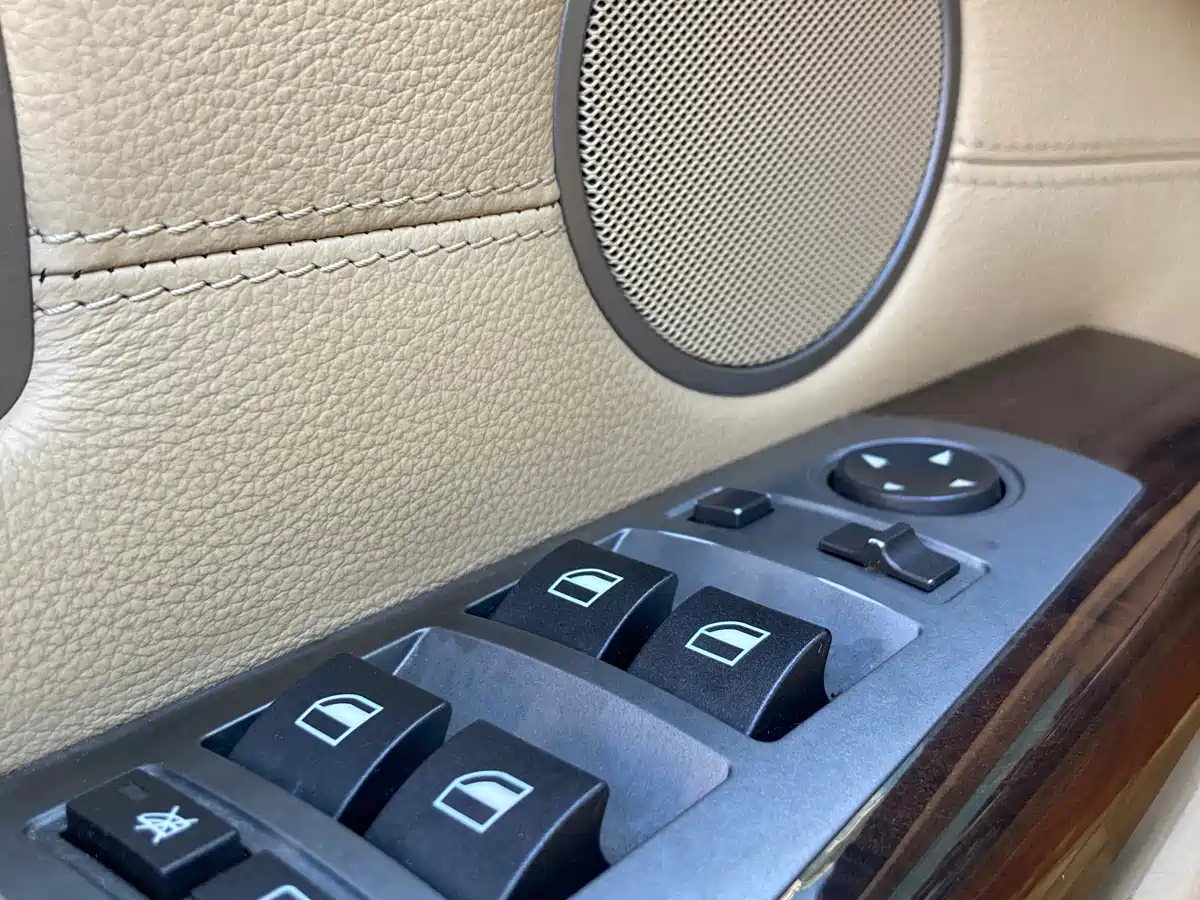 BMW 7 Series 2009 730Li Leading фото 8