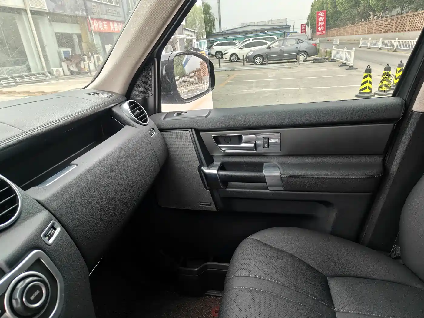 Land Rover Discovery 2015 3.0 SC V6 SE фото 9