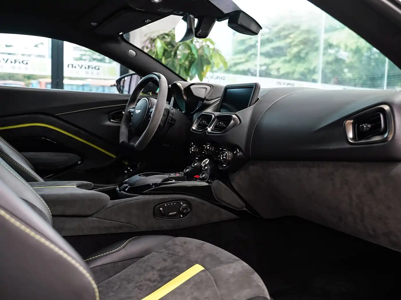 Aston Martin V8 Vantage 2022 4.0T V8 F1 Edition Coupe фото 9