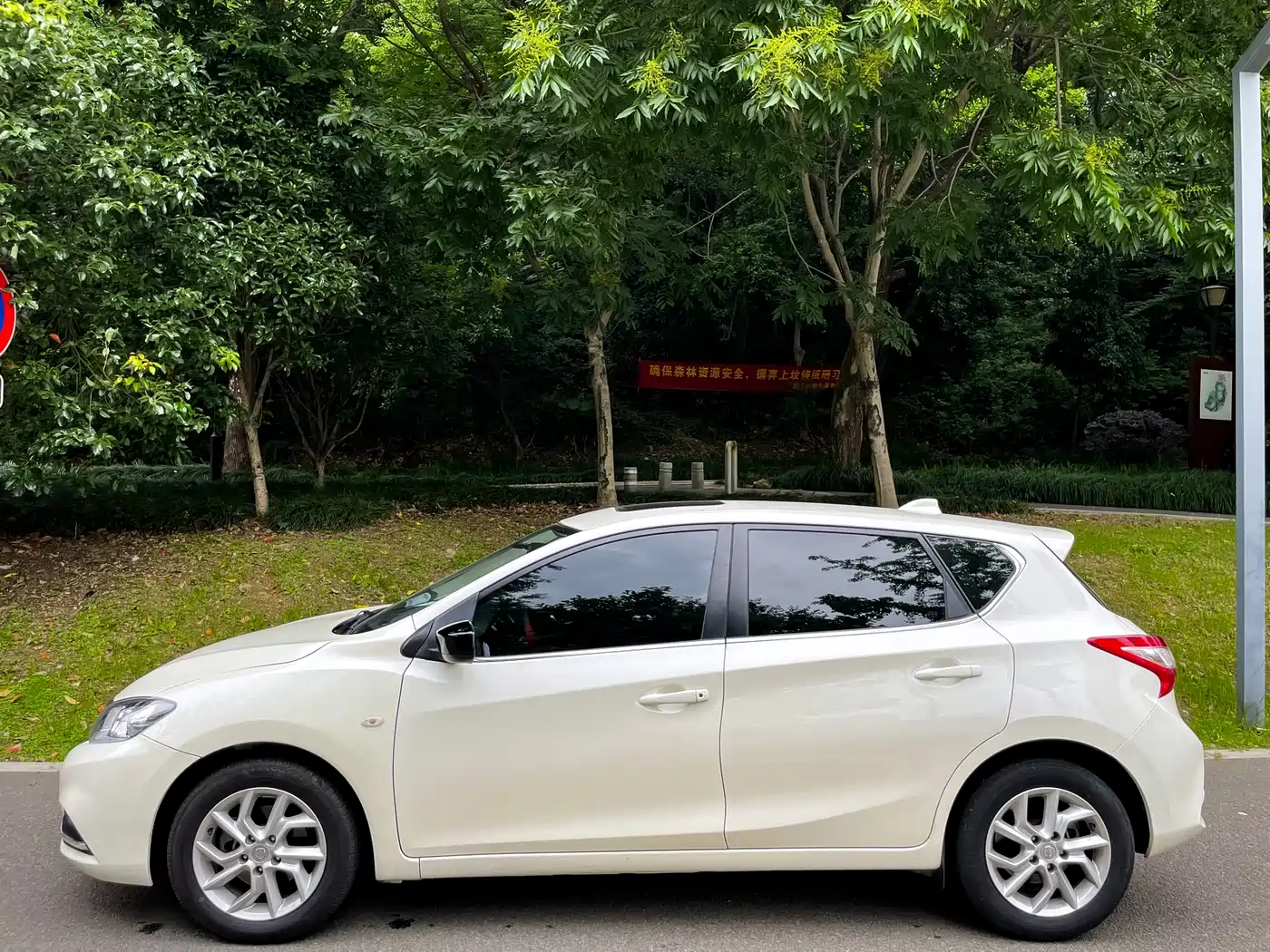Photo 4 - Nissan Tiida