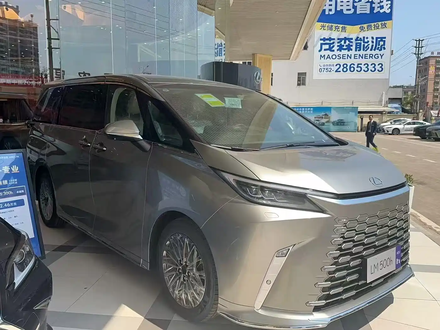 Lexus LM 2023 500h 6-Seater Prestige Edition фото 11