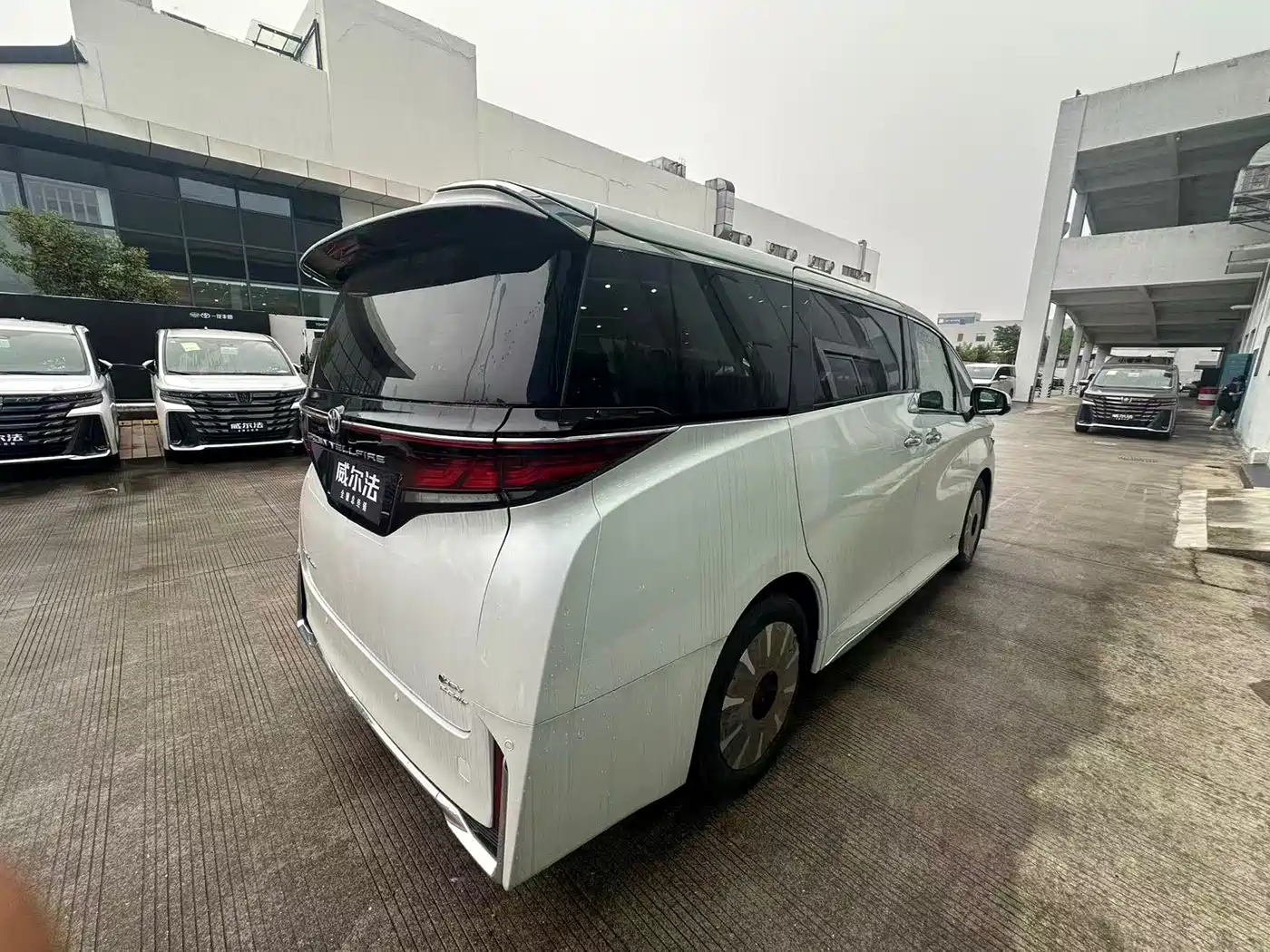 Toyota Vellfire 2024 Crown Hybrid 2.5L Premium Edition фото 5