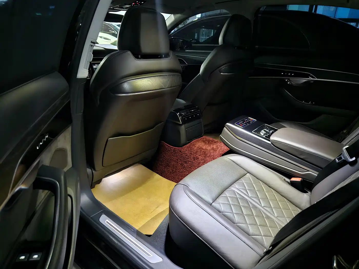 Audi A8 2022 A8L 50 TFSI quattro Comfort Collector's Edition фото 15