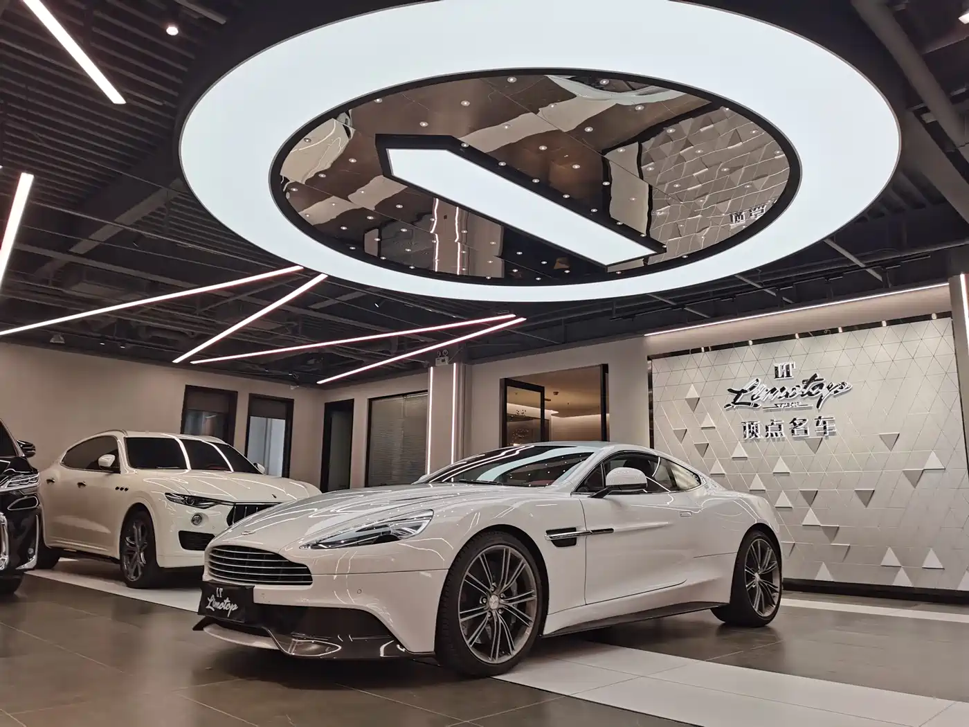 Aston Martin Vanquish 2014 Model 6.0L Centennial Edition фото 3