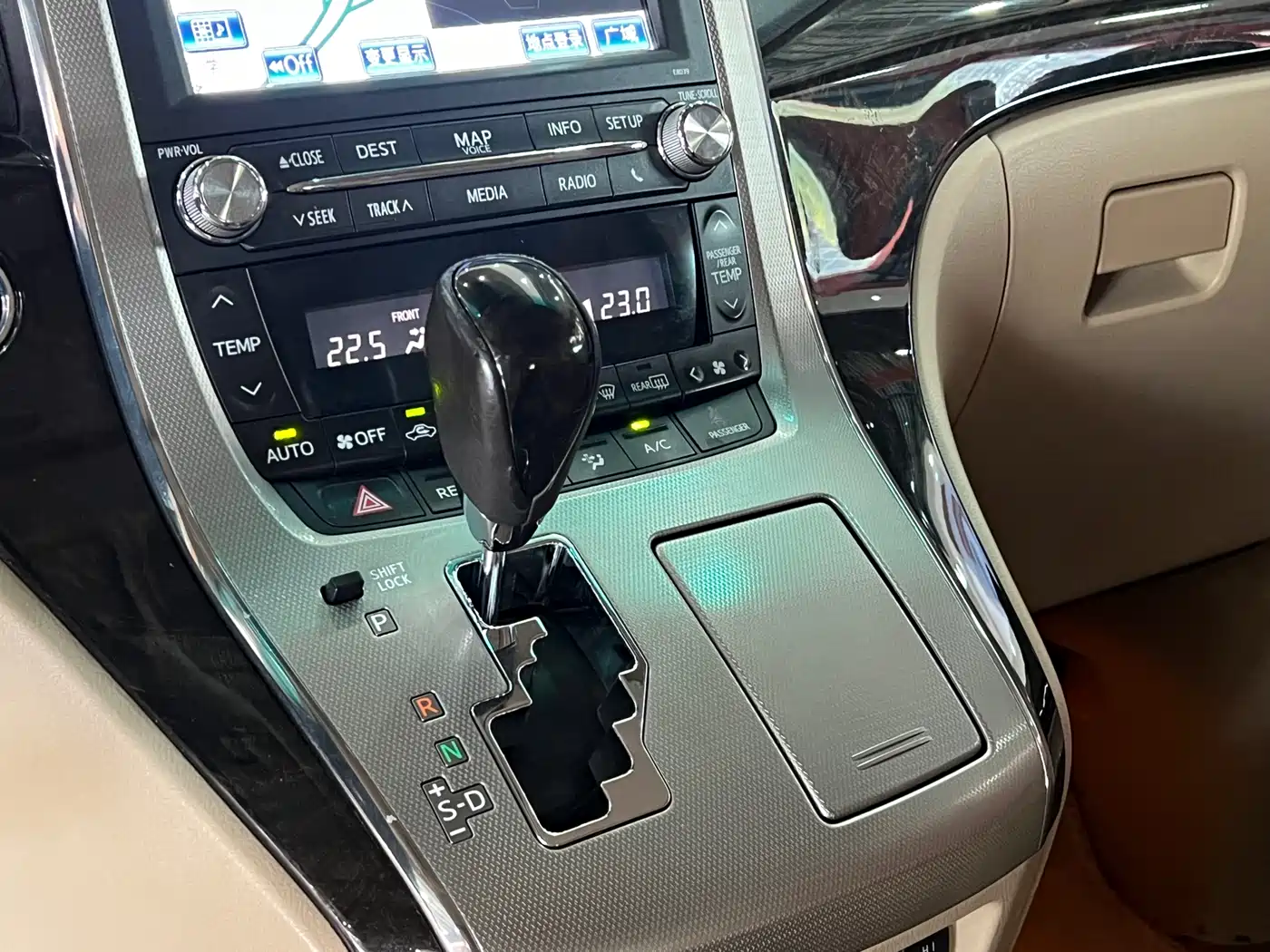 Toyota Alphard 2012 3.5L Luxury Edition фото 11