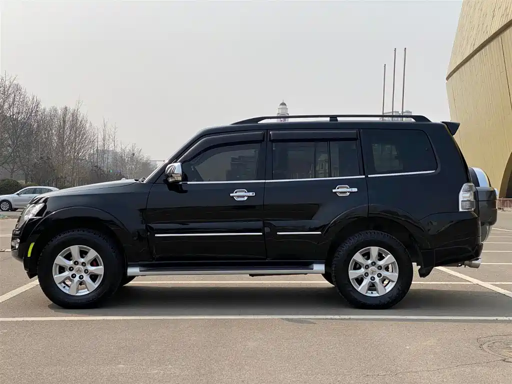 Mitsubishi Pajero (Import) 2016 3.0L Automatic Premium (China V) фото 3
