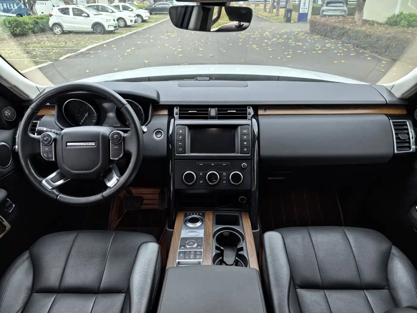 Land Rover Discovery 2017 3.0 SC V6 SE фото 10