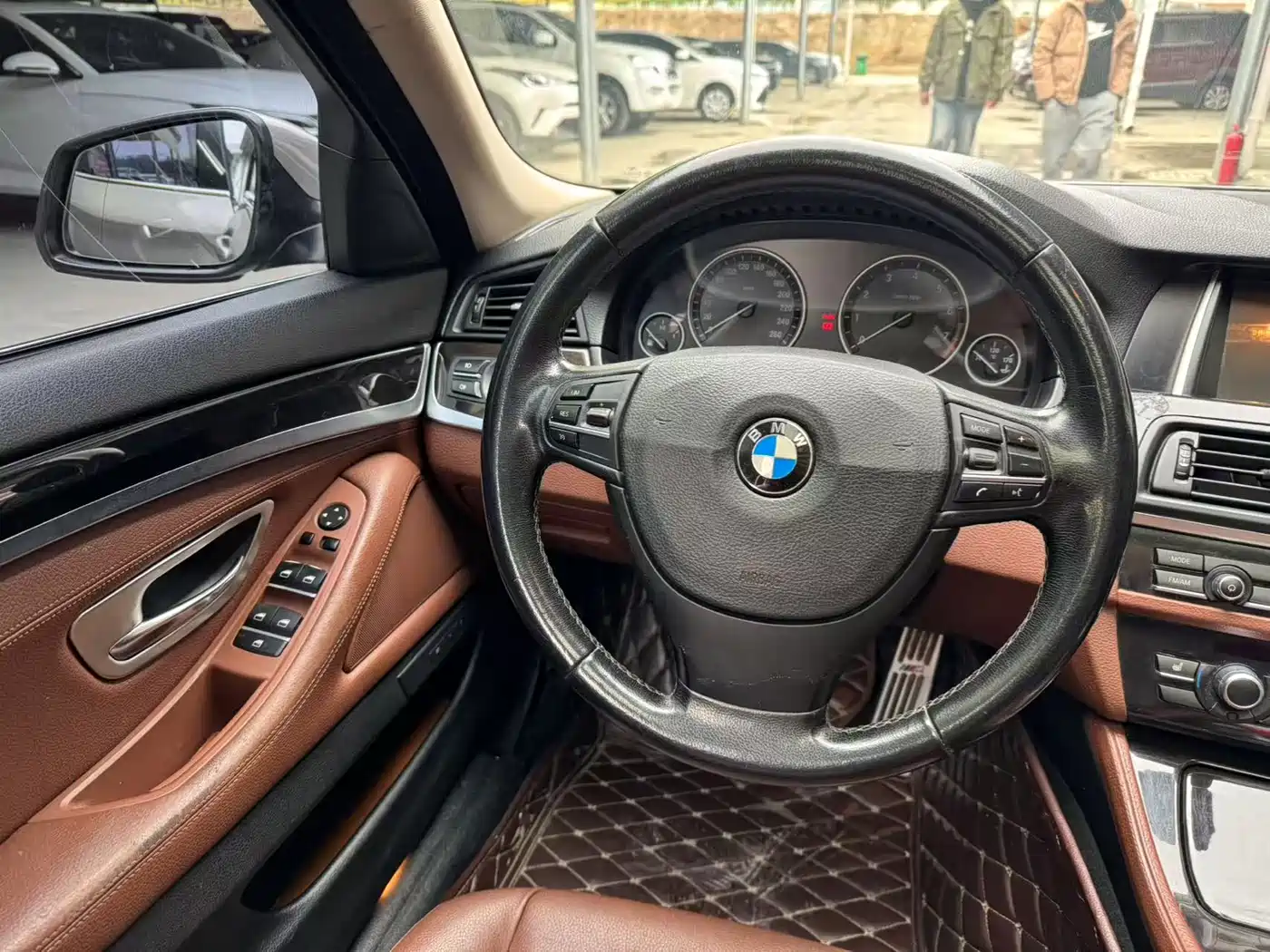 BMW 5 Series 2014 525Li Leading фото 5