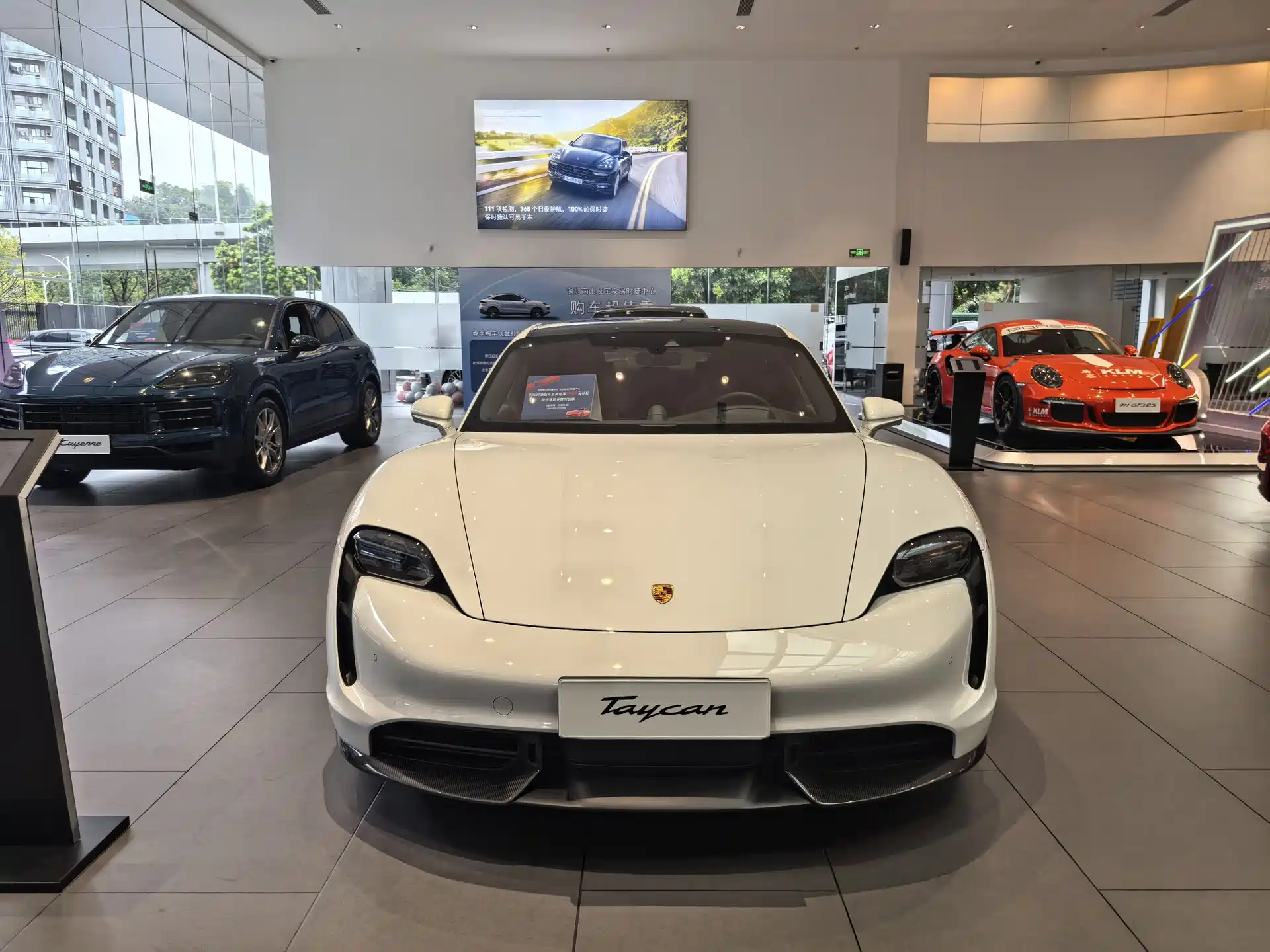 Photo 7 - Porsche Taycan