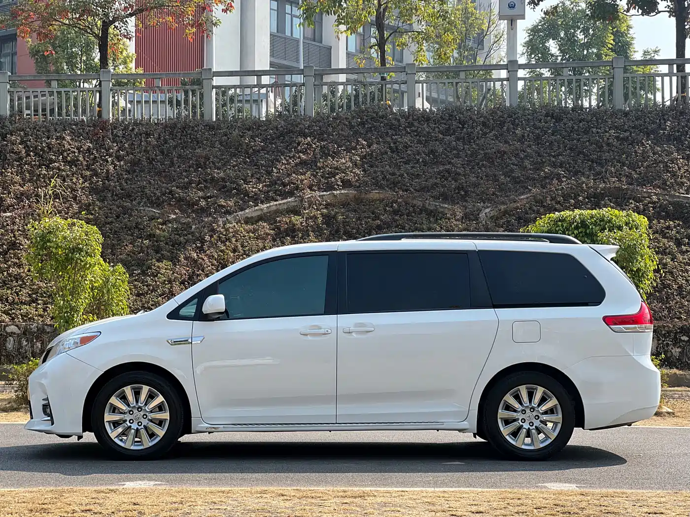 Toyota Sienna 2015 3.5L 4WD L фото 4