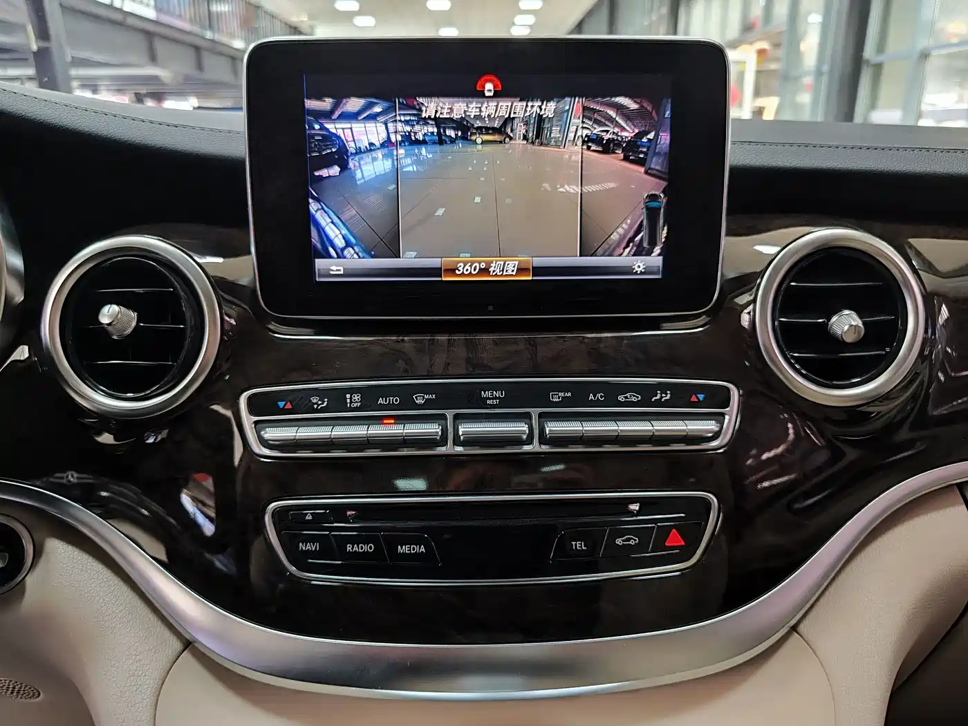 Mercedes-Benz V-Class 2018 V 260 L Premium Long Wheelbase Edition China VI фото 12