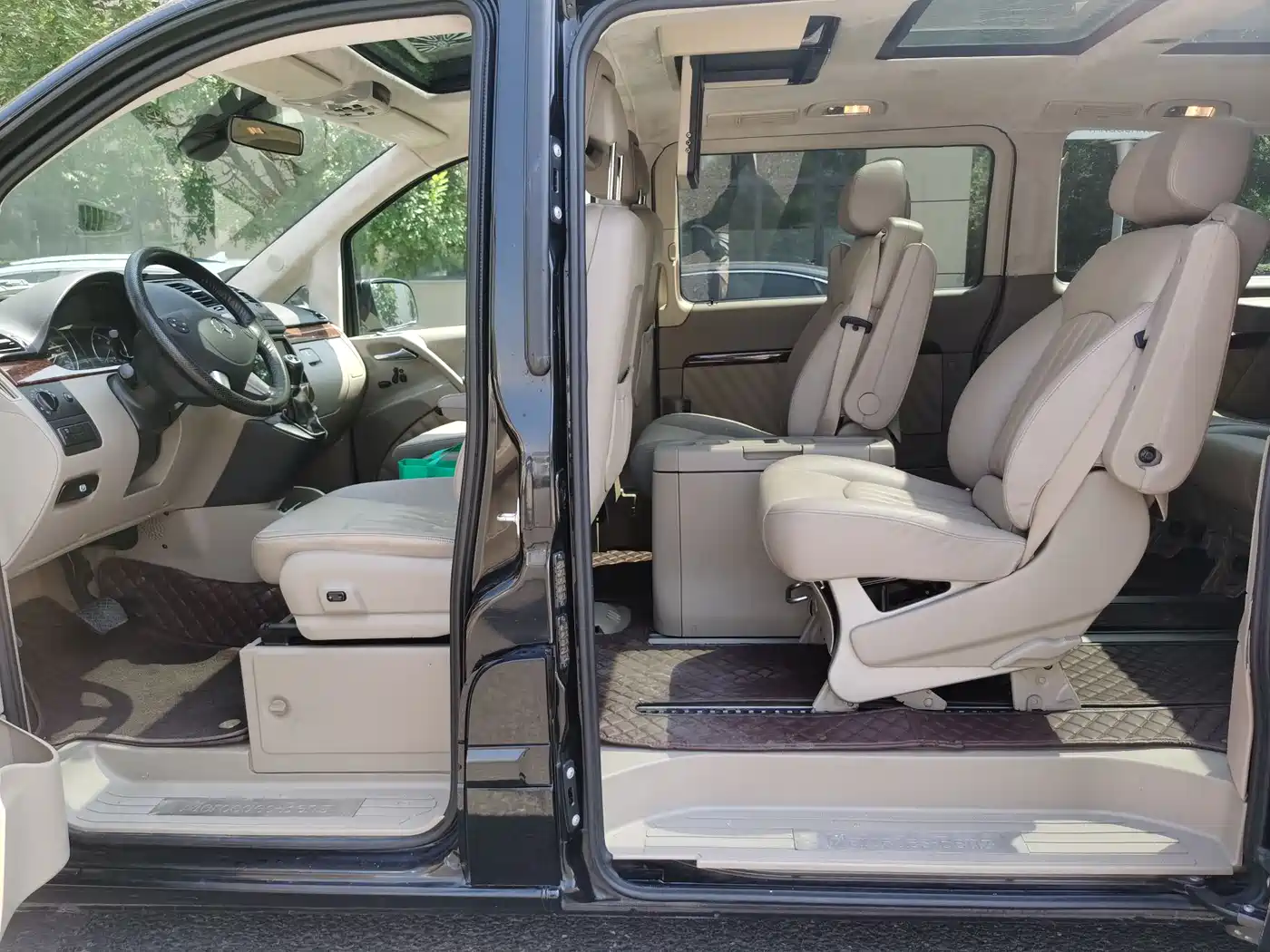 Mercedes-Benz Viano 2013 Model 3.0L Navigation Edition фото 8