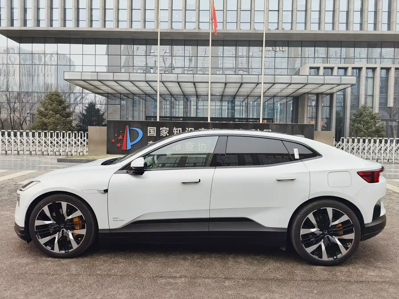 POLESTAR 4