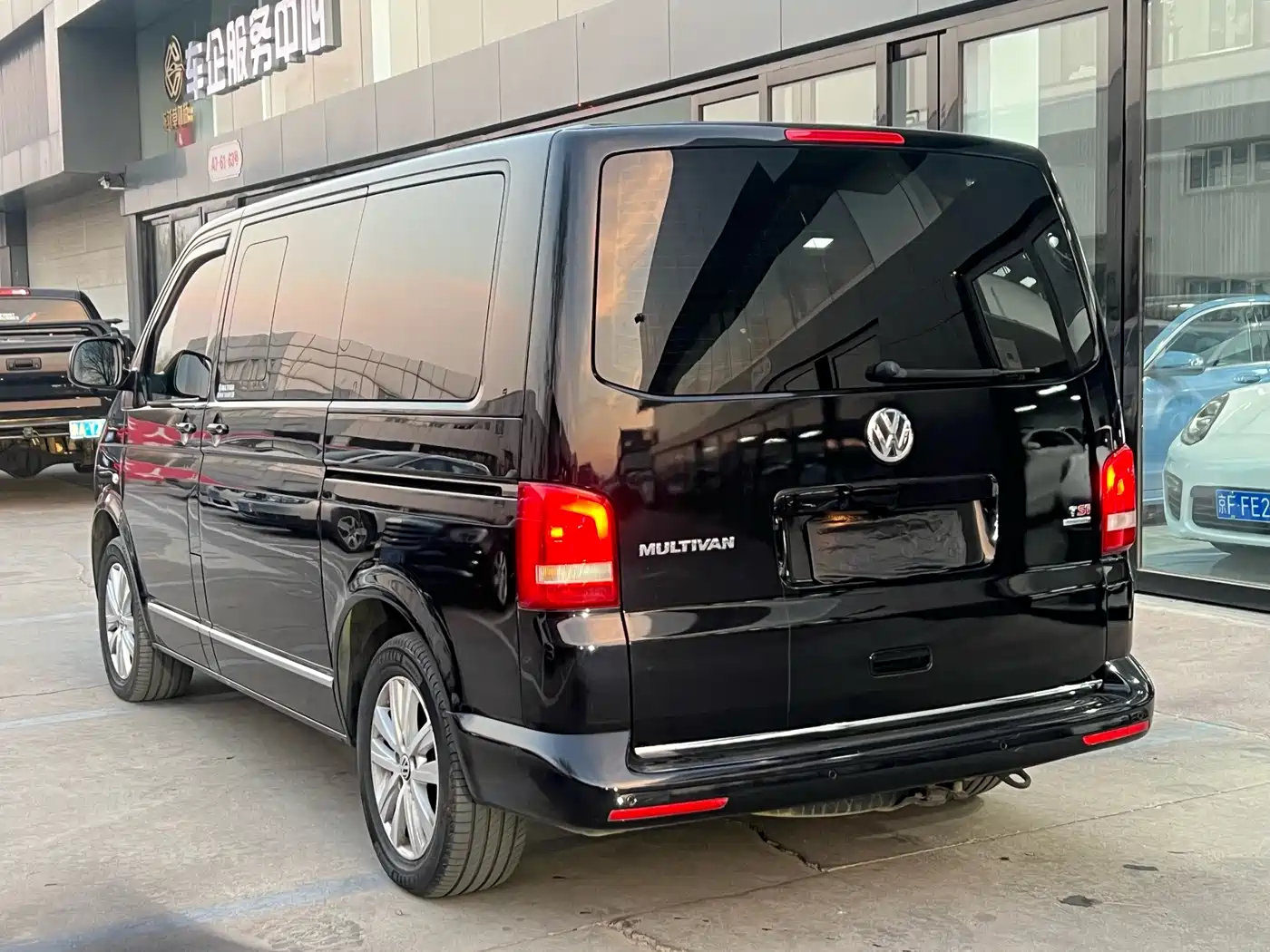Volkswagen Multivan 2015 2.0TSI AWD 65th Anniversary Limited Edition фото 6