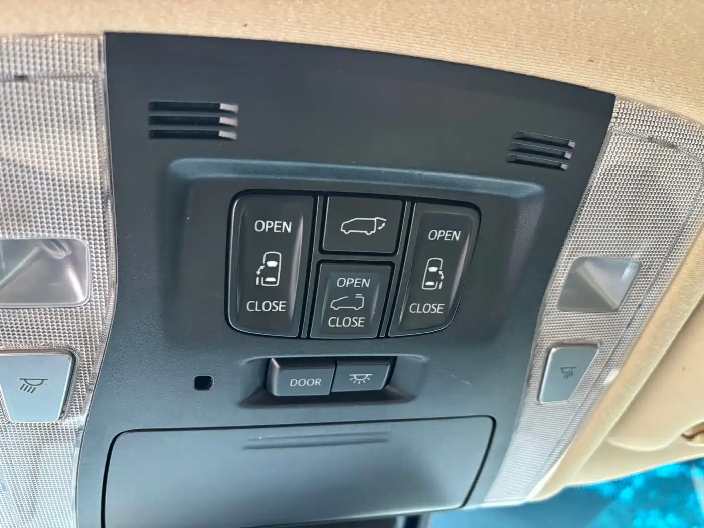 Toyota Alphard 2019 Hybrid 2.5L Luxury фото 18