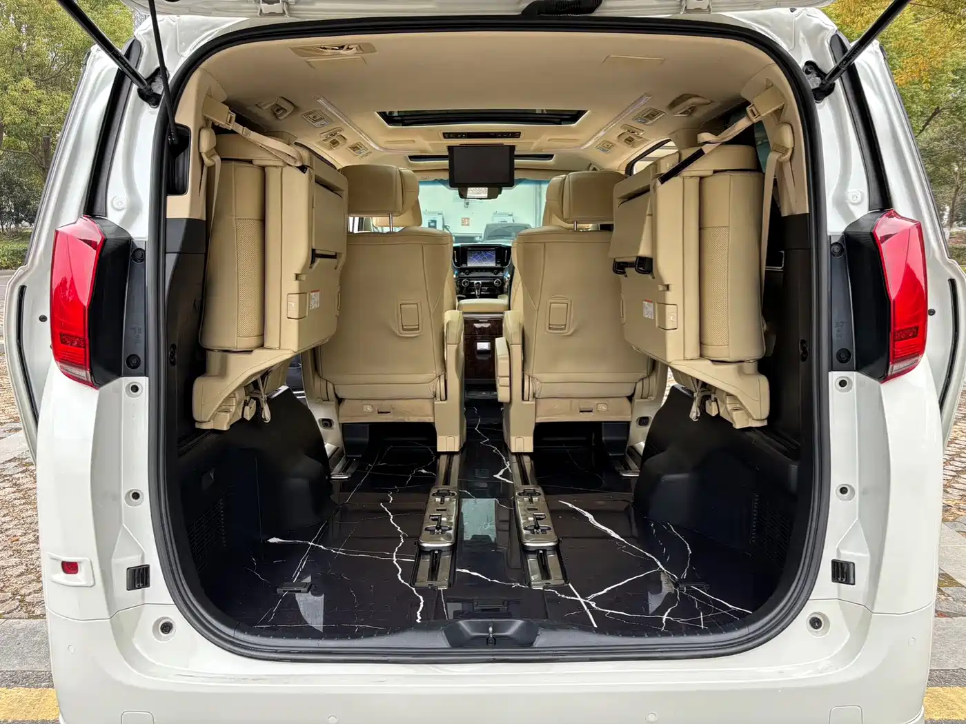 Toyota Alphard 2019 Hybrid 2.5L Luxury фото 22