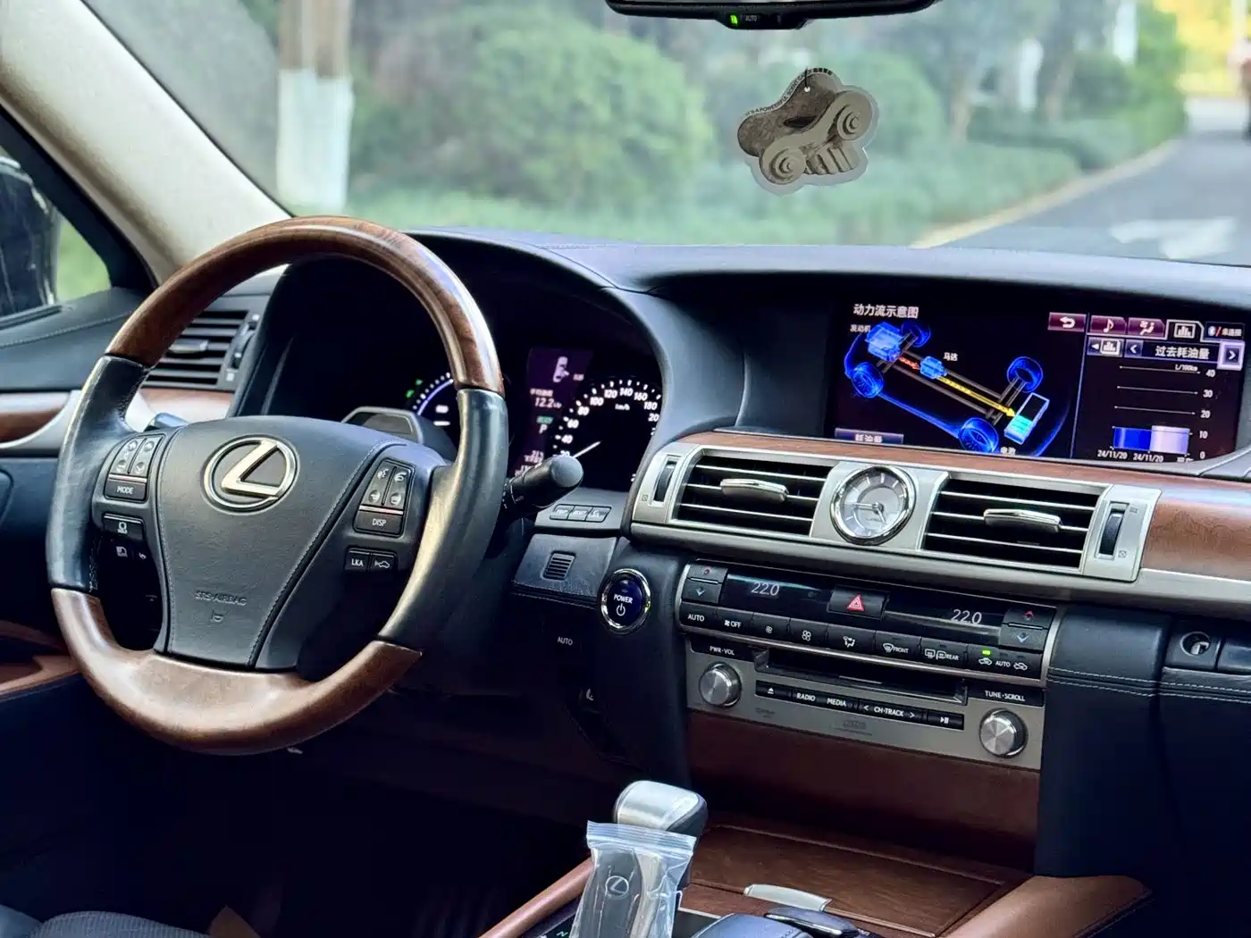 Lexus LS 2014 600hL фото 10