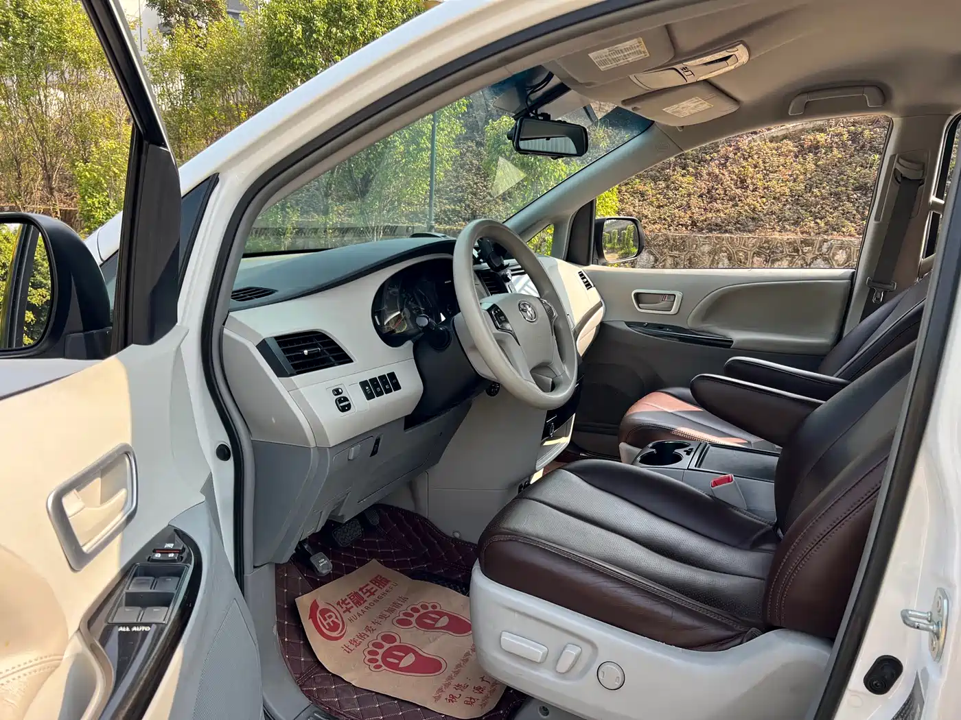 Toyota Sienna 2015 3.5L 4WD L фото 10