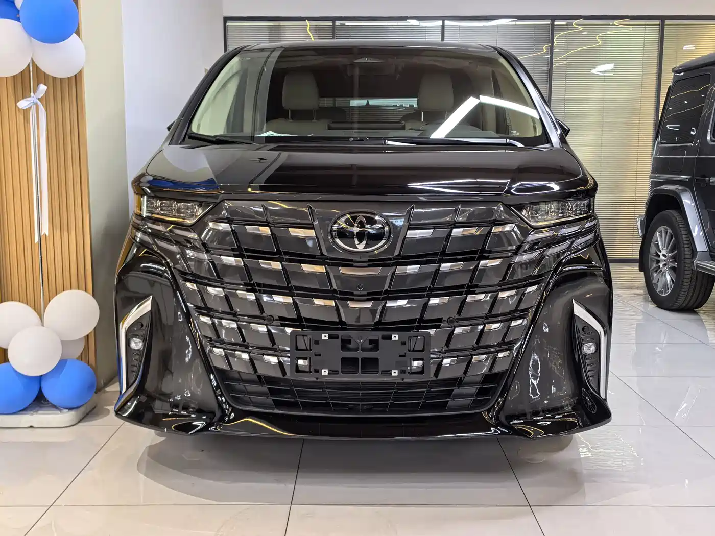 Toyota Alphard 2025 Hybrid 2.5L Ultimate Gold Edition фото 2