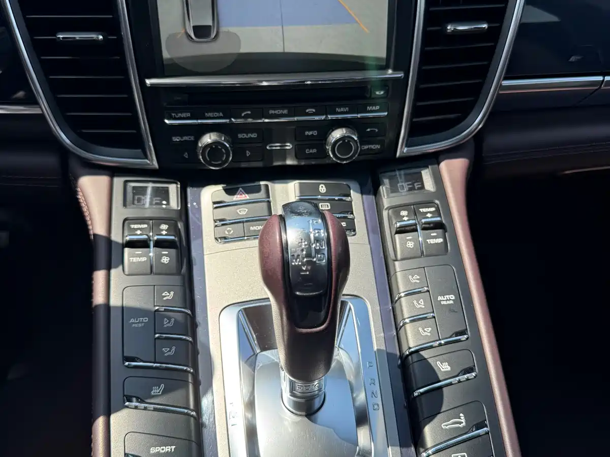 Porsche Panamera 2013 Panamera 4 Platinum Edition 3.6L фото 26