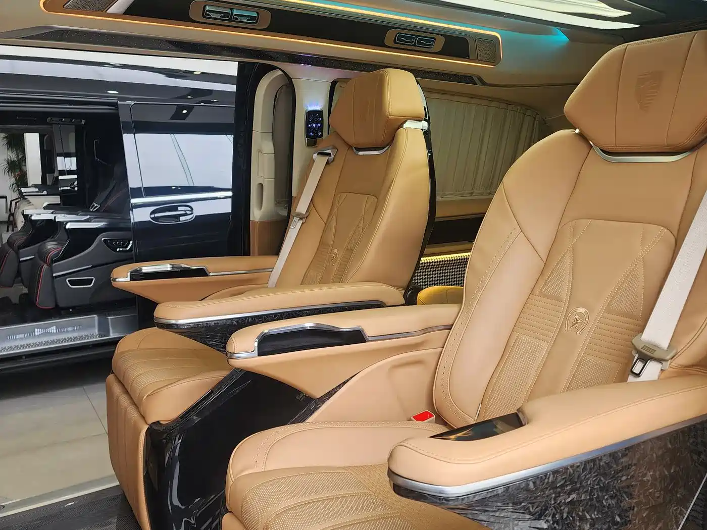 Mercedes-Benz V-Class 2022 V 260 L Long Wheelbase Prestige Edition фото 18