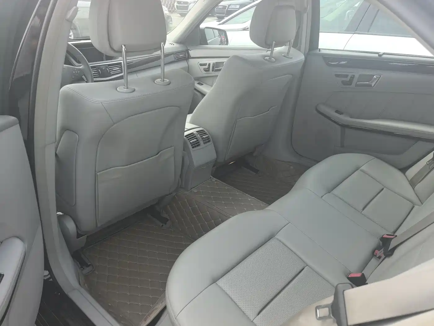 Mercedes-Benz E-Class 2010 E 300 L Fashion фото 7